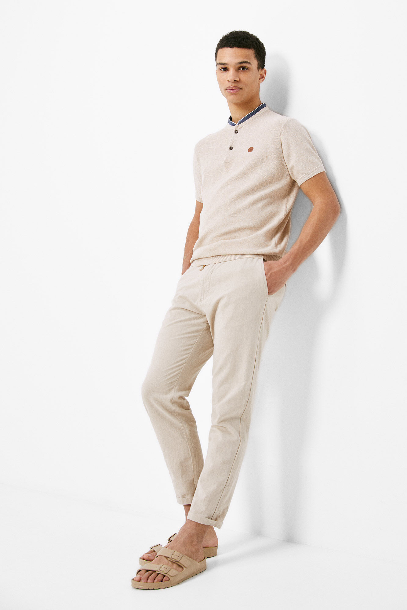 Camisa polo com gola mandarim - marrom