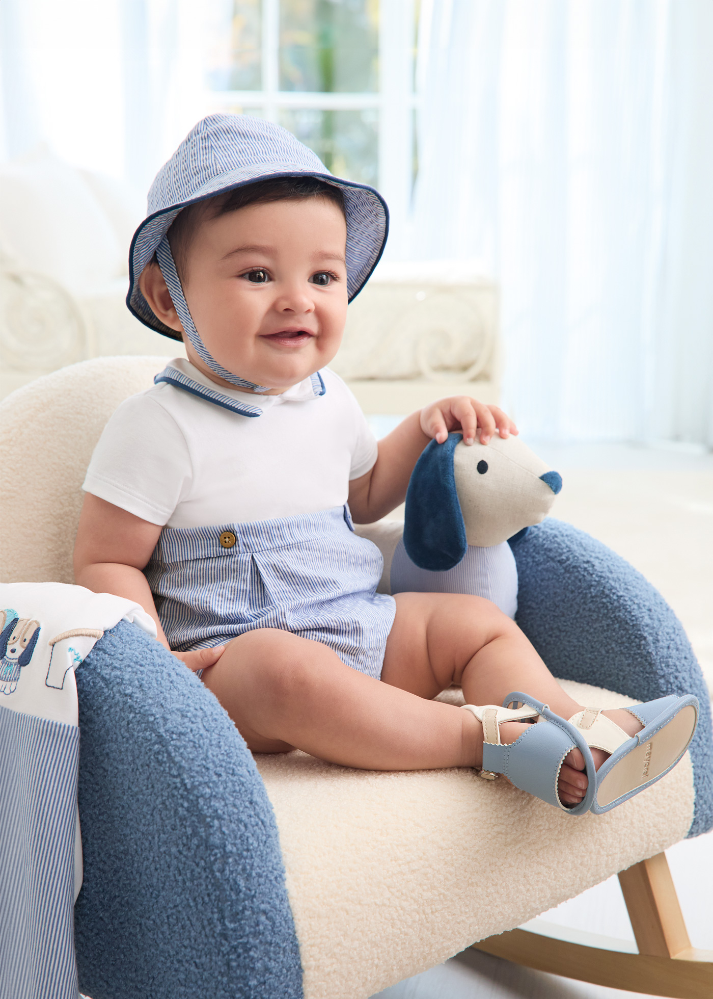 Macacão Better Cotton para recém-nascido em tecido seersucker com gorro.