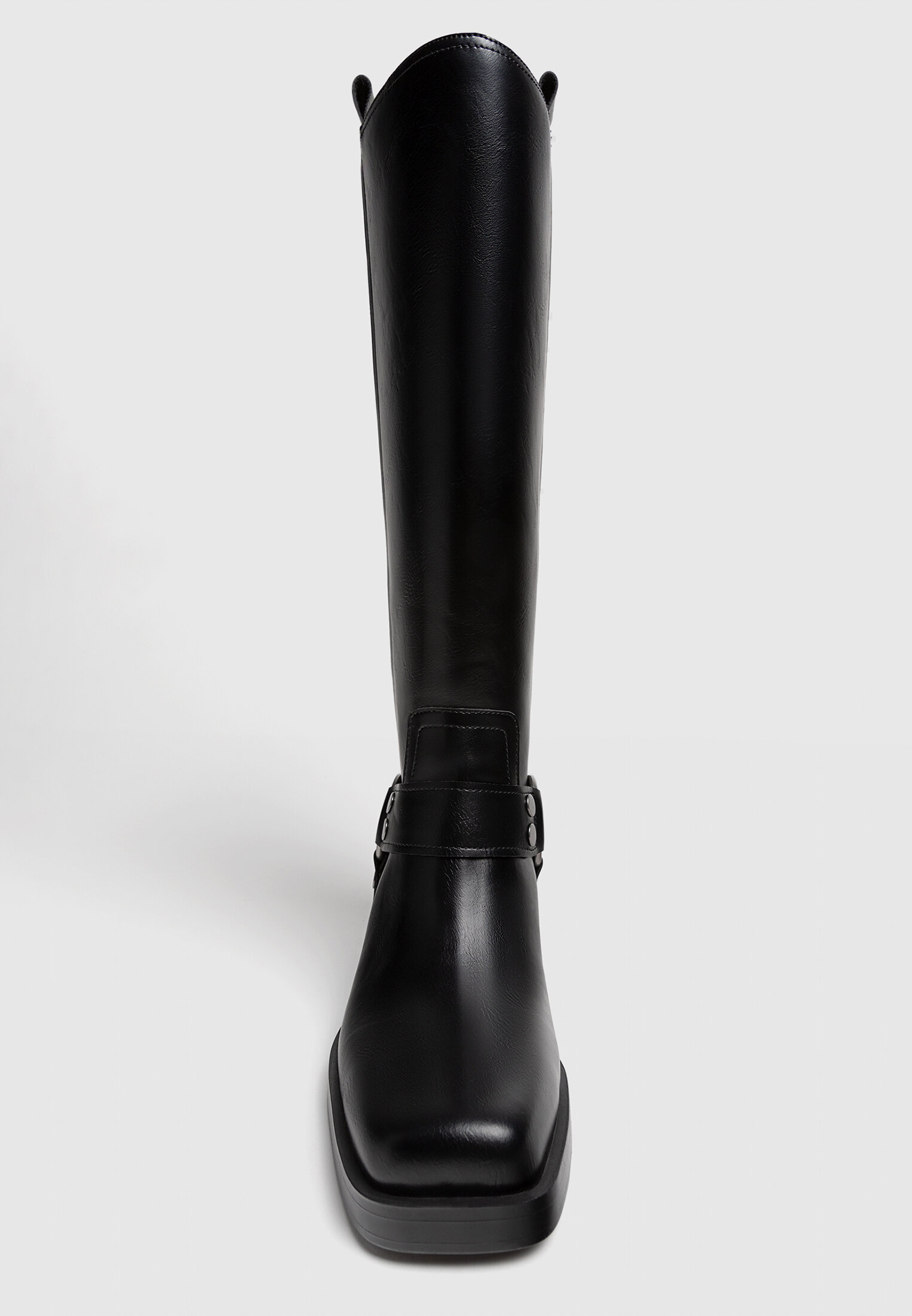 Botas pretas sem salto