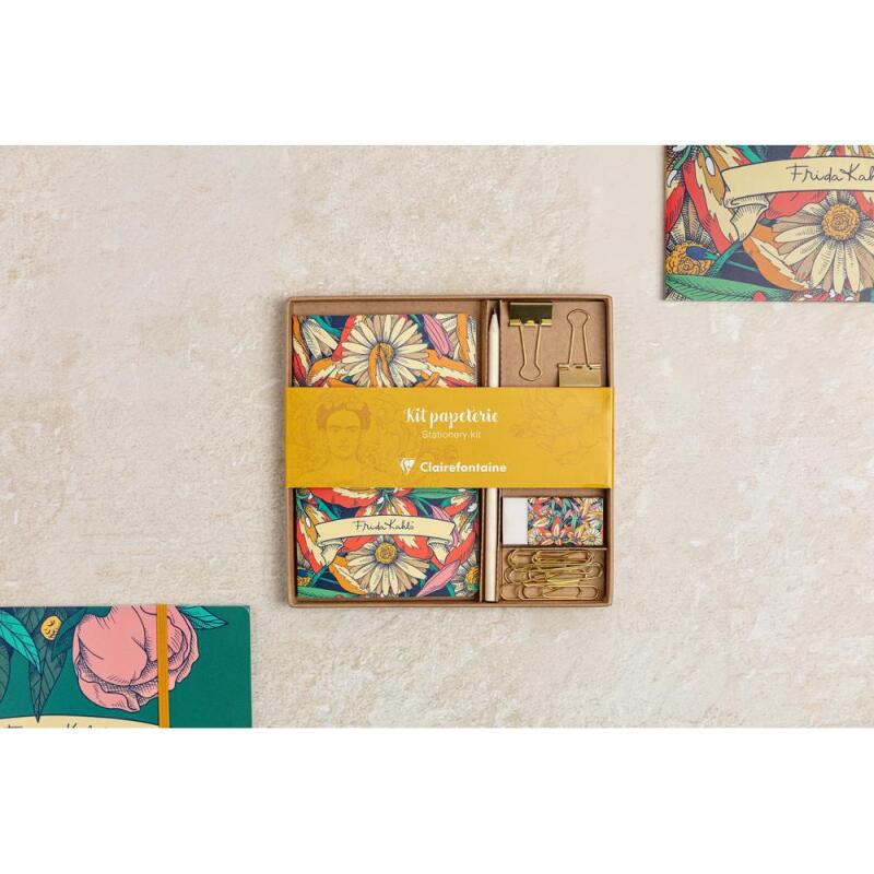 Frida Kahlo, Kit de papeterie contenant un carnet 11x17 cm 64 pages lignées, un crayon de papier, 2 pinces doubles-clip, 10 trombones et une gomme
