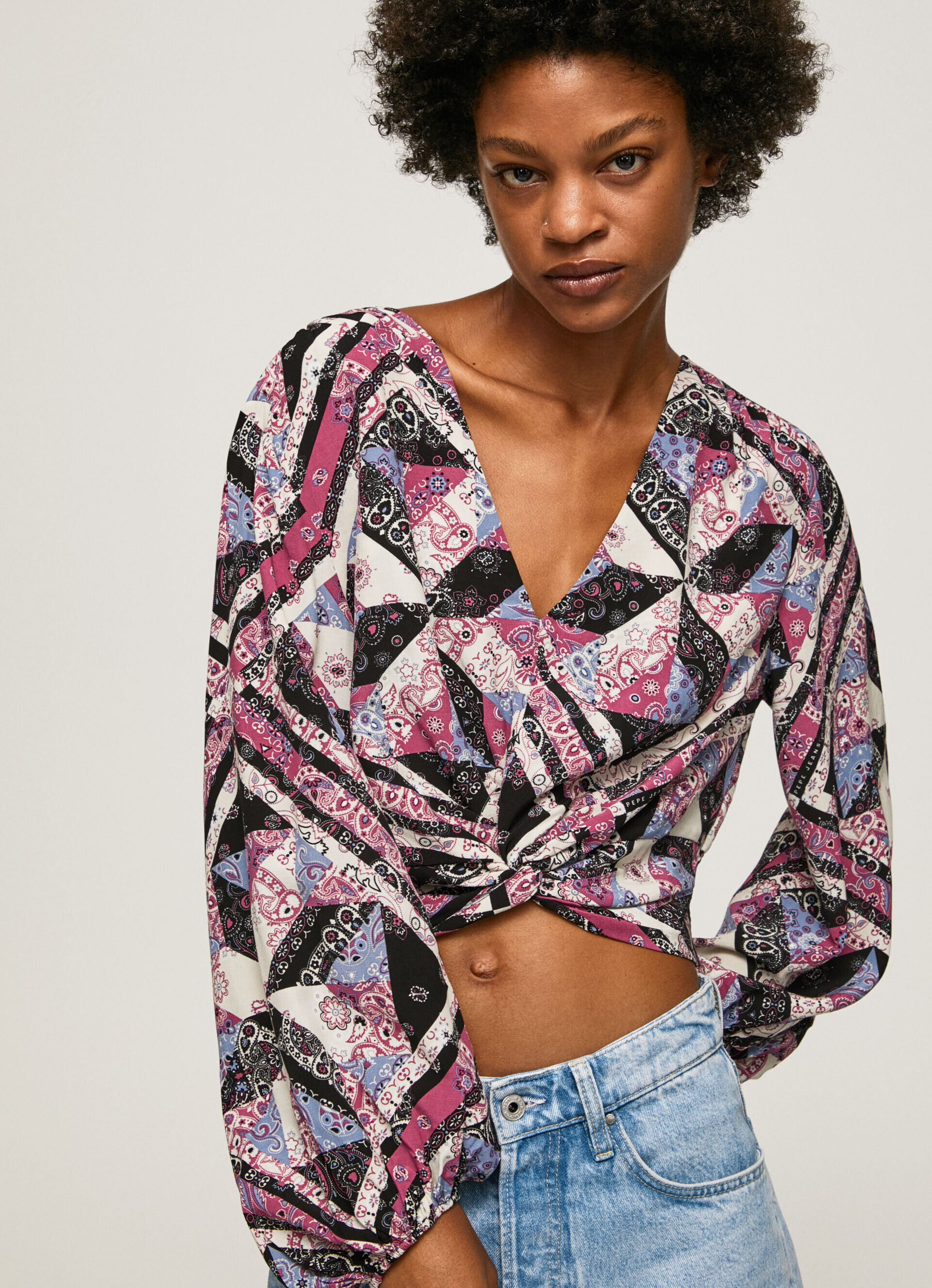 Top cropped com estampa paisley - multicolorido