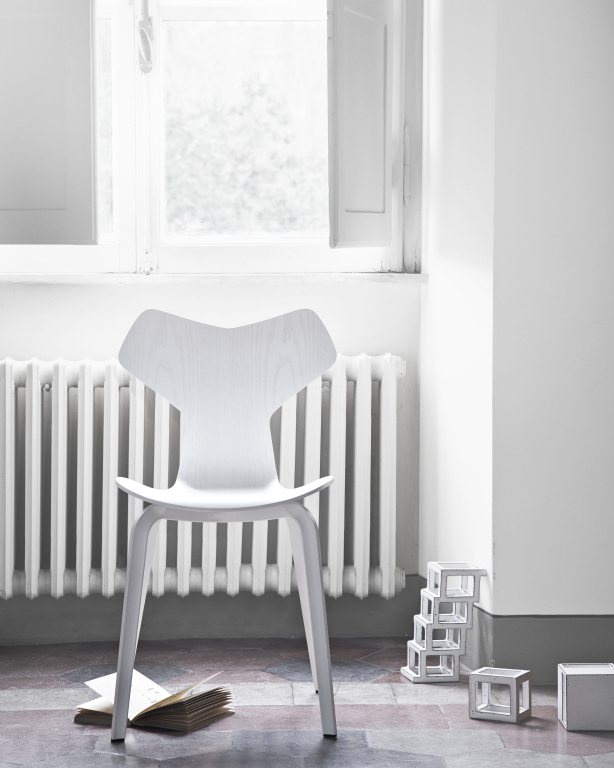 Fritz Hansen Grand Prix Chair Wood stoel gekleurd essen wit