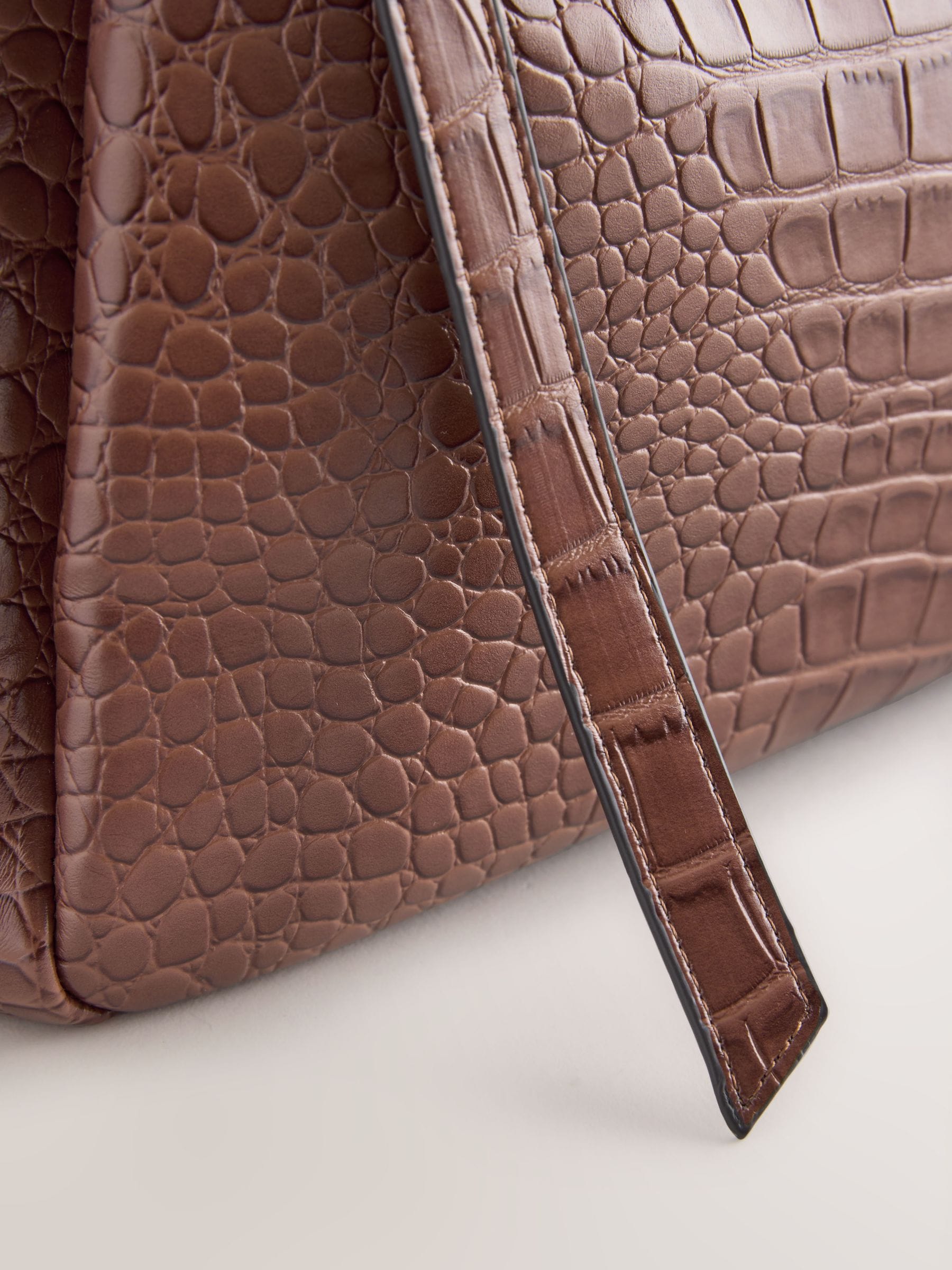 Lichtbruin - Belted Croc Shoulder Bag
