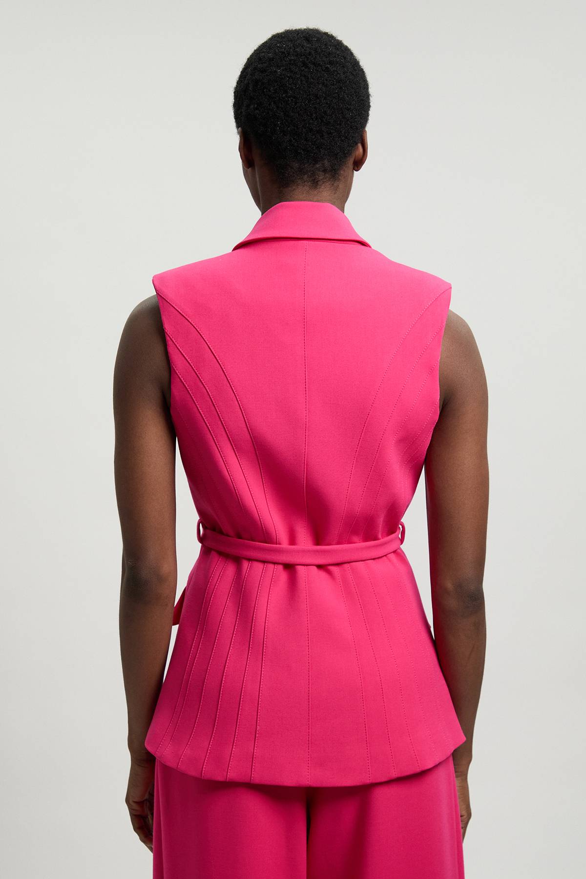 KarenMillen Blazer Sans Manches Cintré En Crêpe Structuré Avec Ceinture