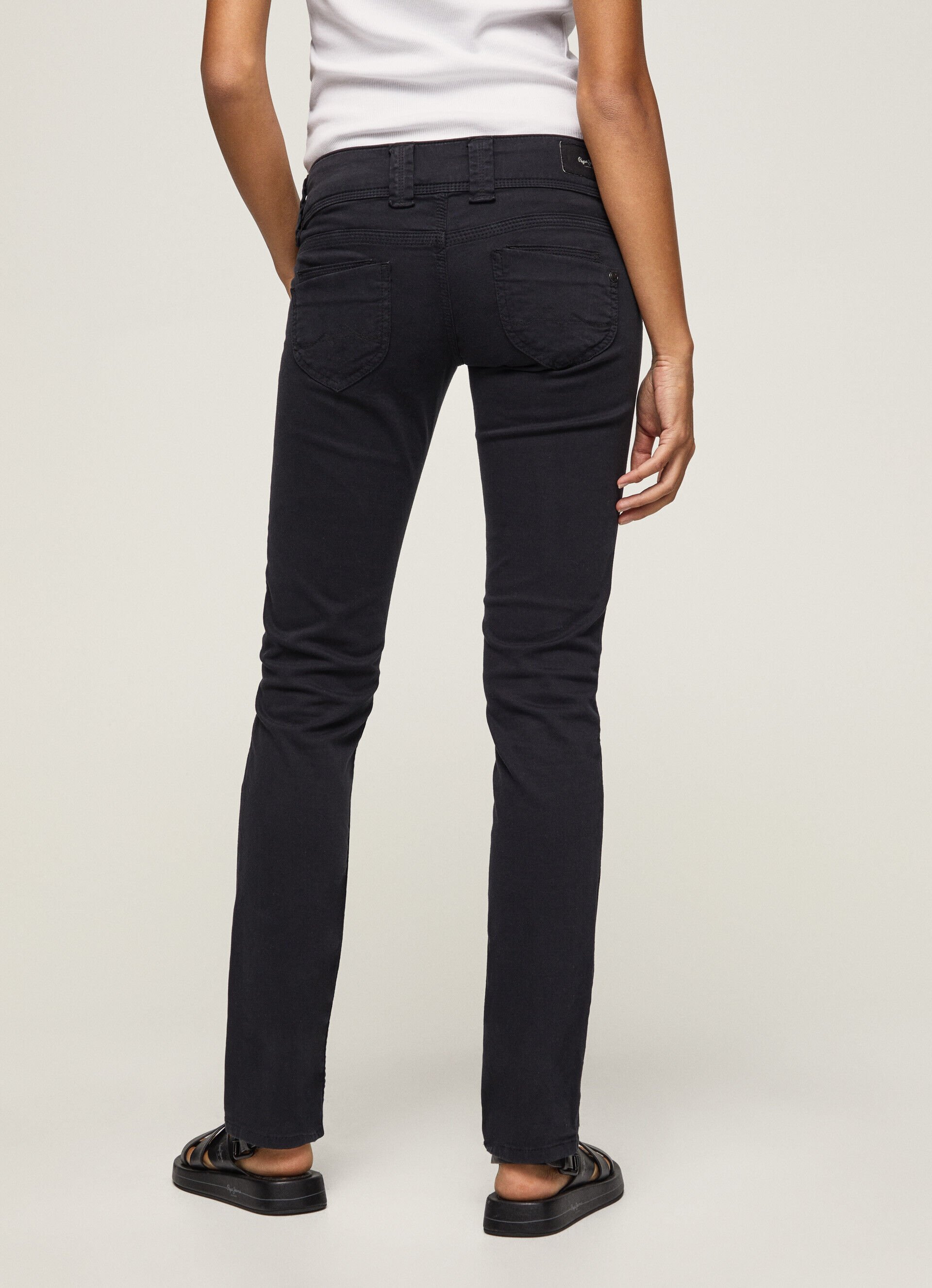 Calça reta com 5 bolsos - preta