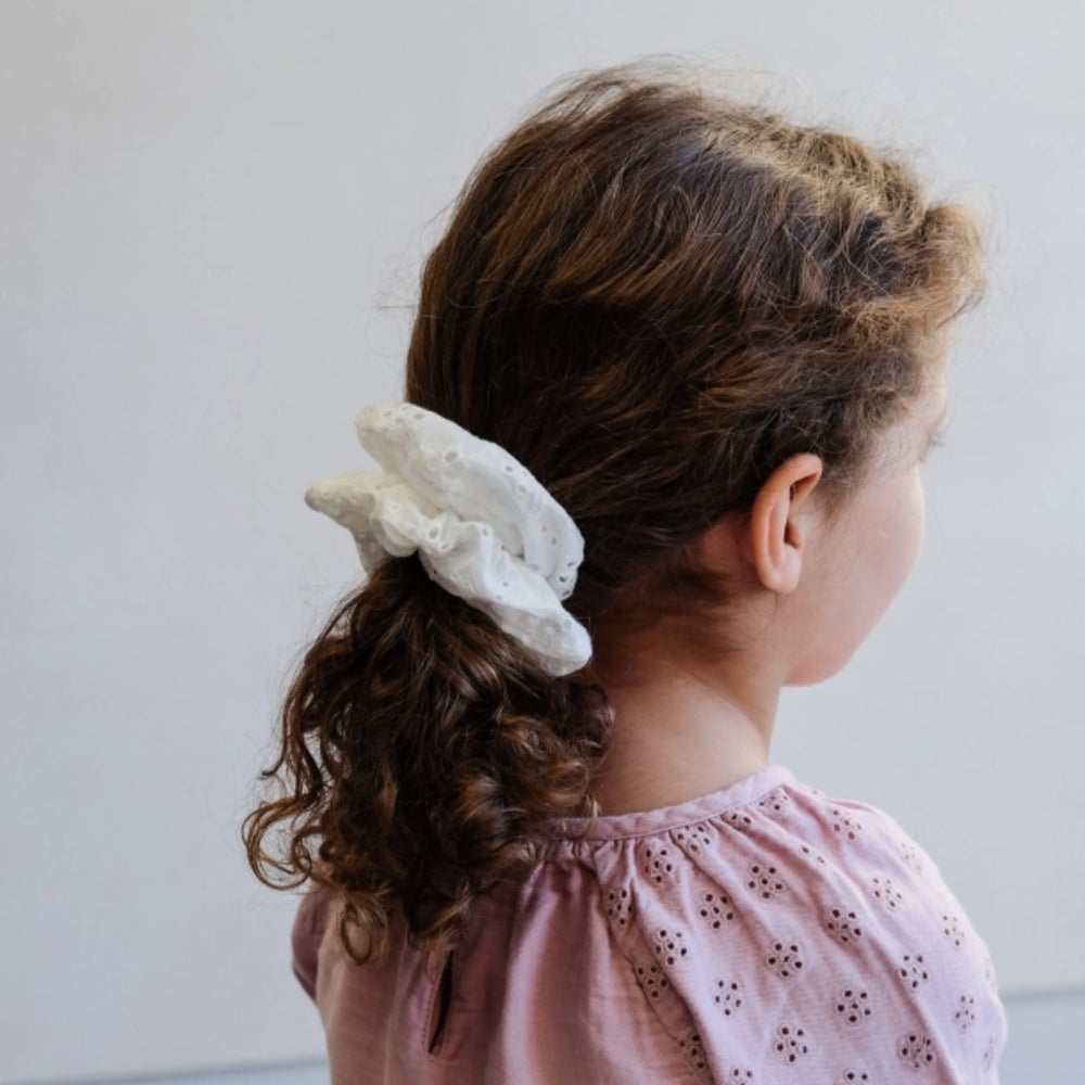 Køb Mimi & Lula Scrunchie - Broderie Anglaise Spring Magic