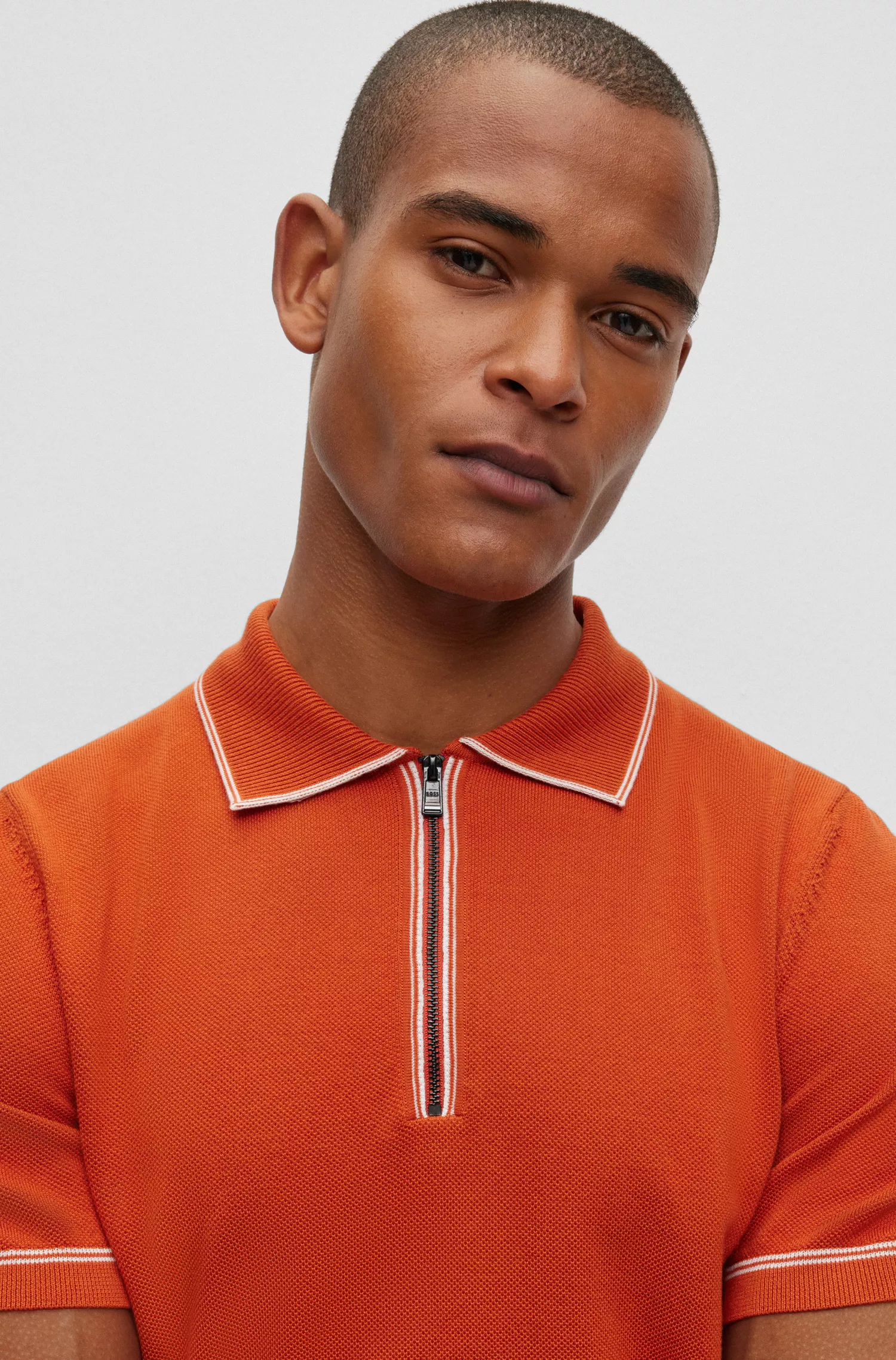 Camisa polo BOSS preta, corte regular, com fecho de zíper.