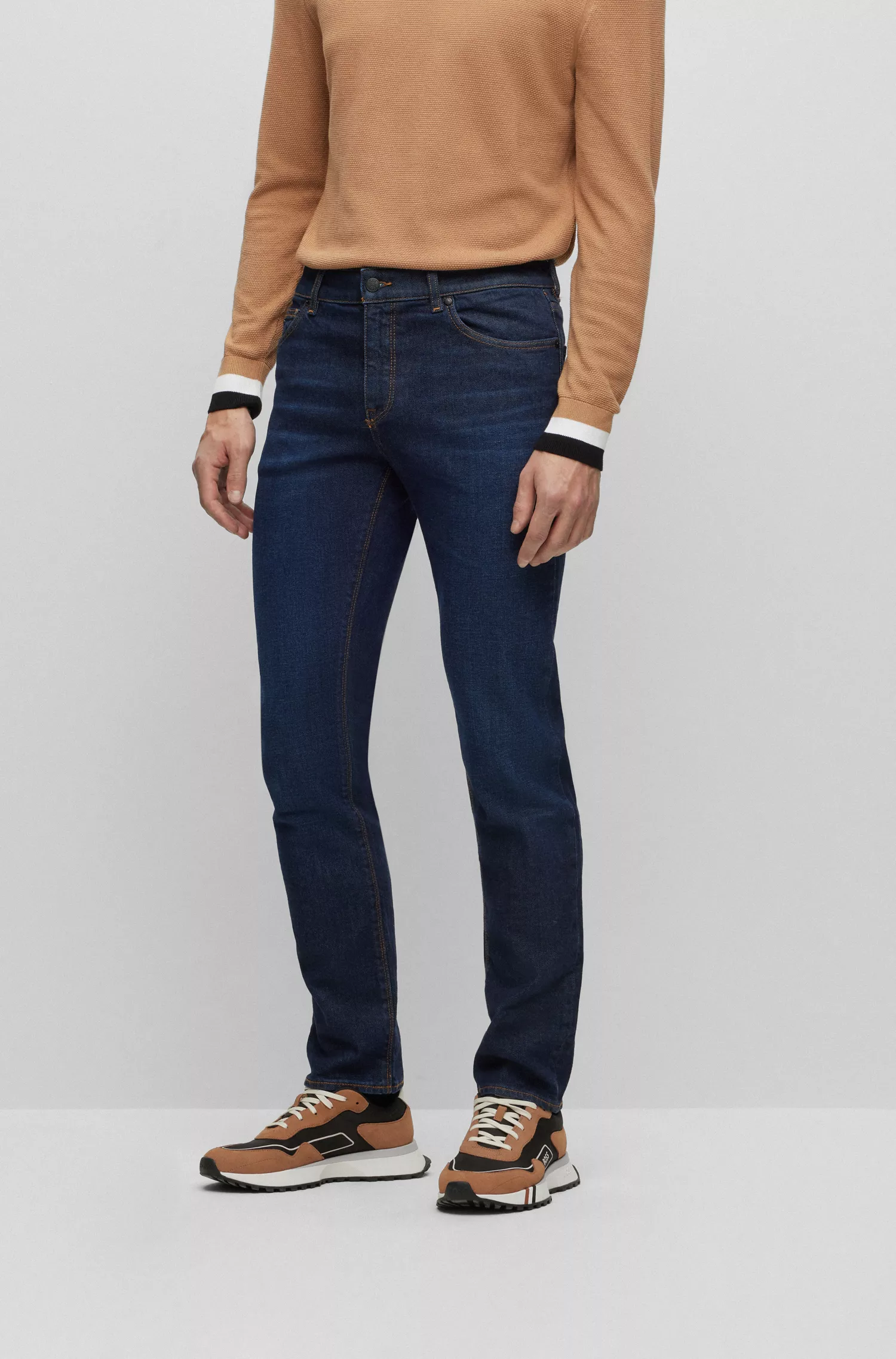 Calça jeans BOSS preta, corte regular, em denim azul-escuro com elasticidade confortável.
