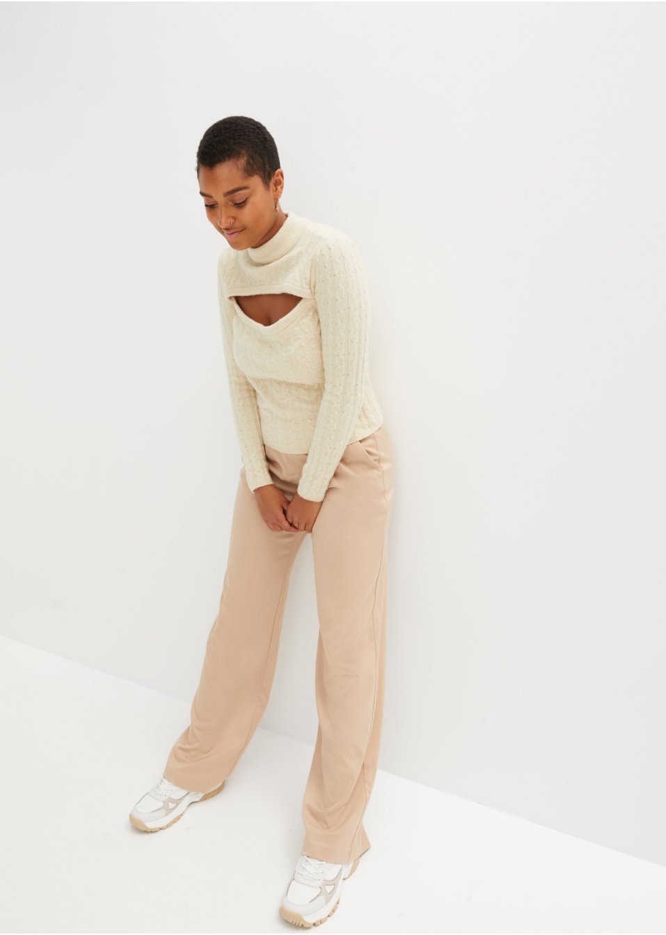 Pull  avec torsades et découpes