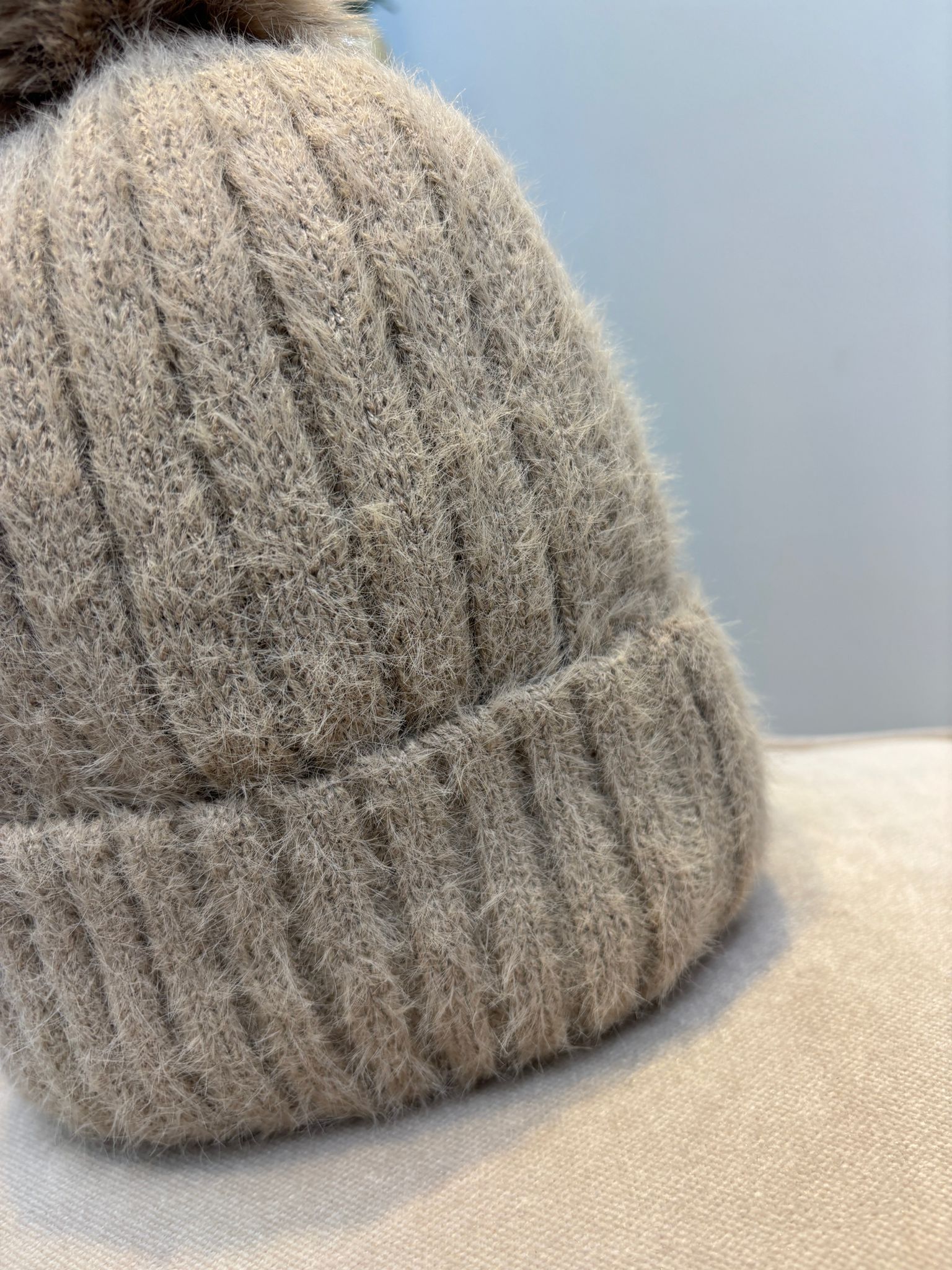 Muts Met Pom Taupe