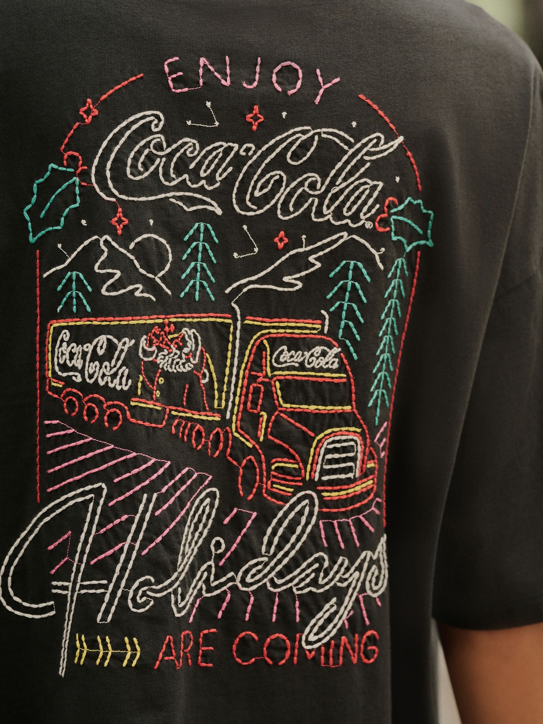 Zwart - Coca Cola® Kerstmis T-shirt met geborduurde graphic en Korte mouwen