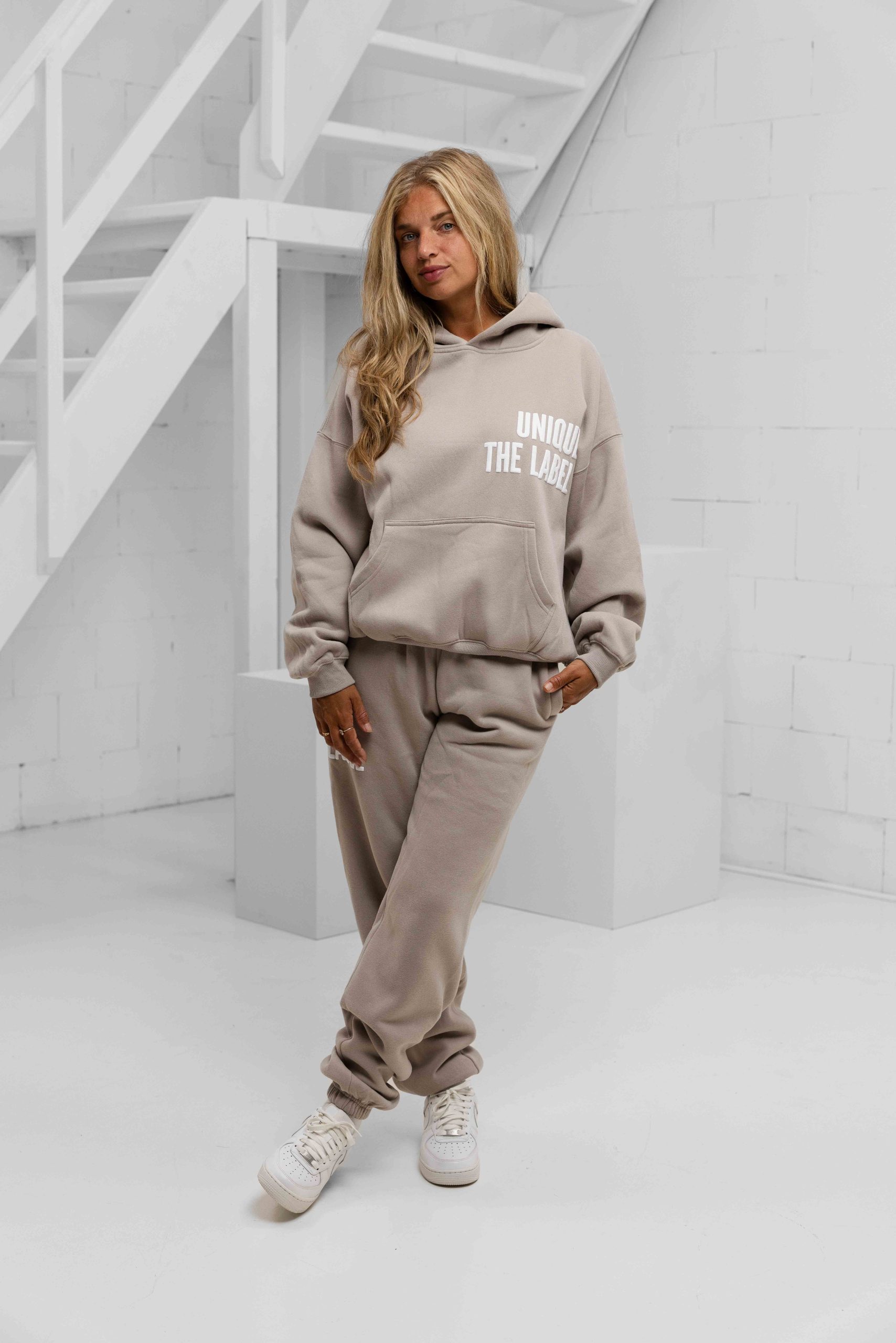 Unique The Label Elyana Trainingspak Dames Beige