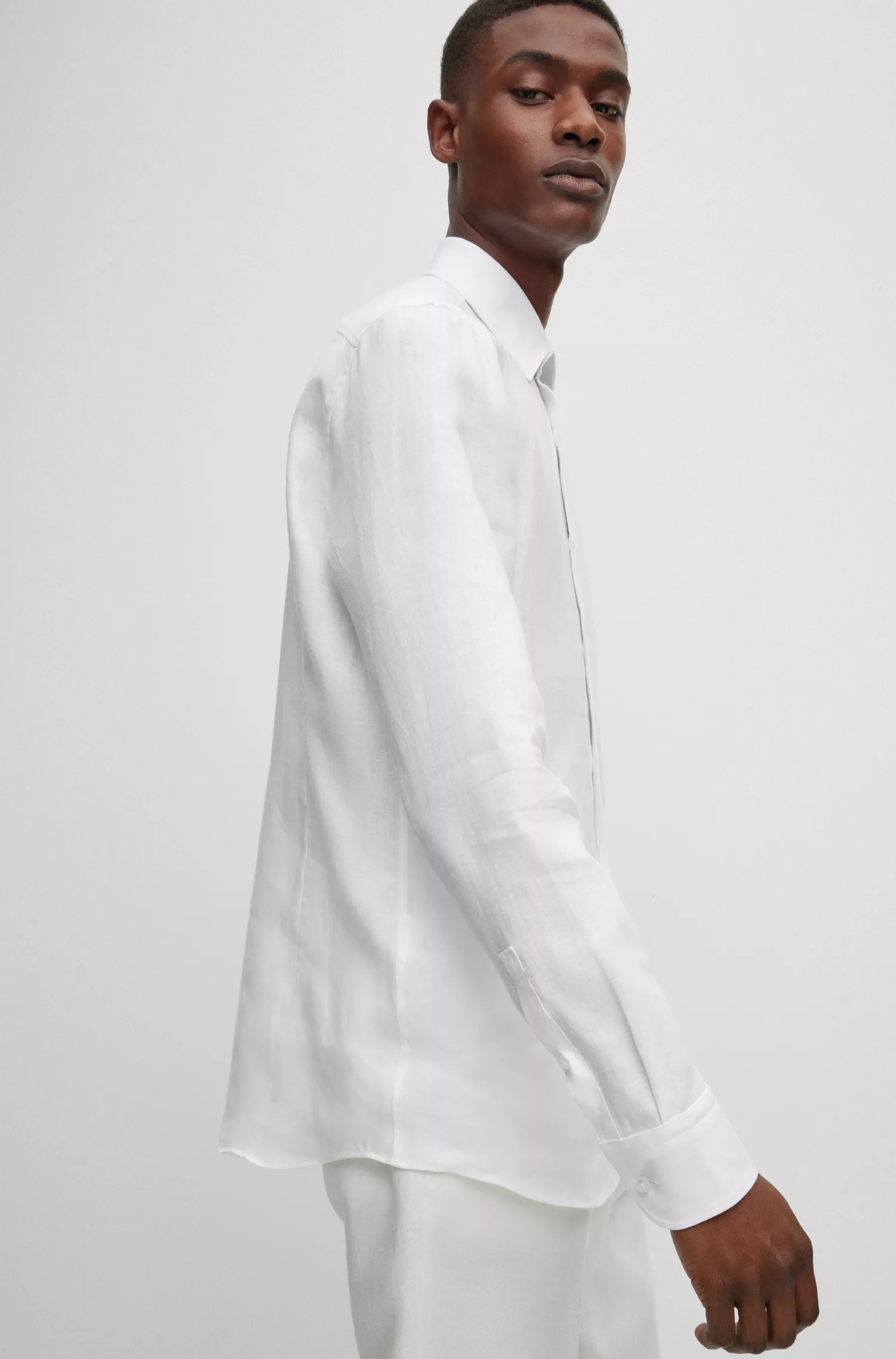 Camisa BOSS preta de corte slim em linho italiano.