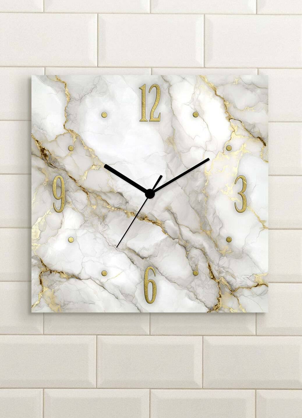 Wanduhr in Marmor-Optik