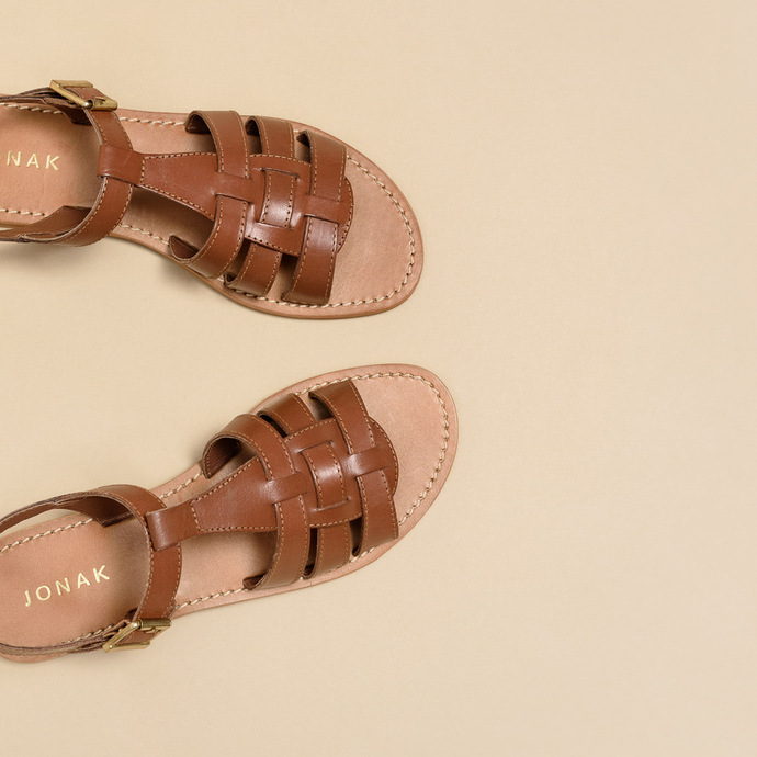 Sandales plates tressées  en cuir cognac