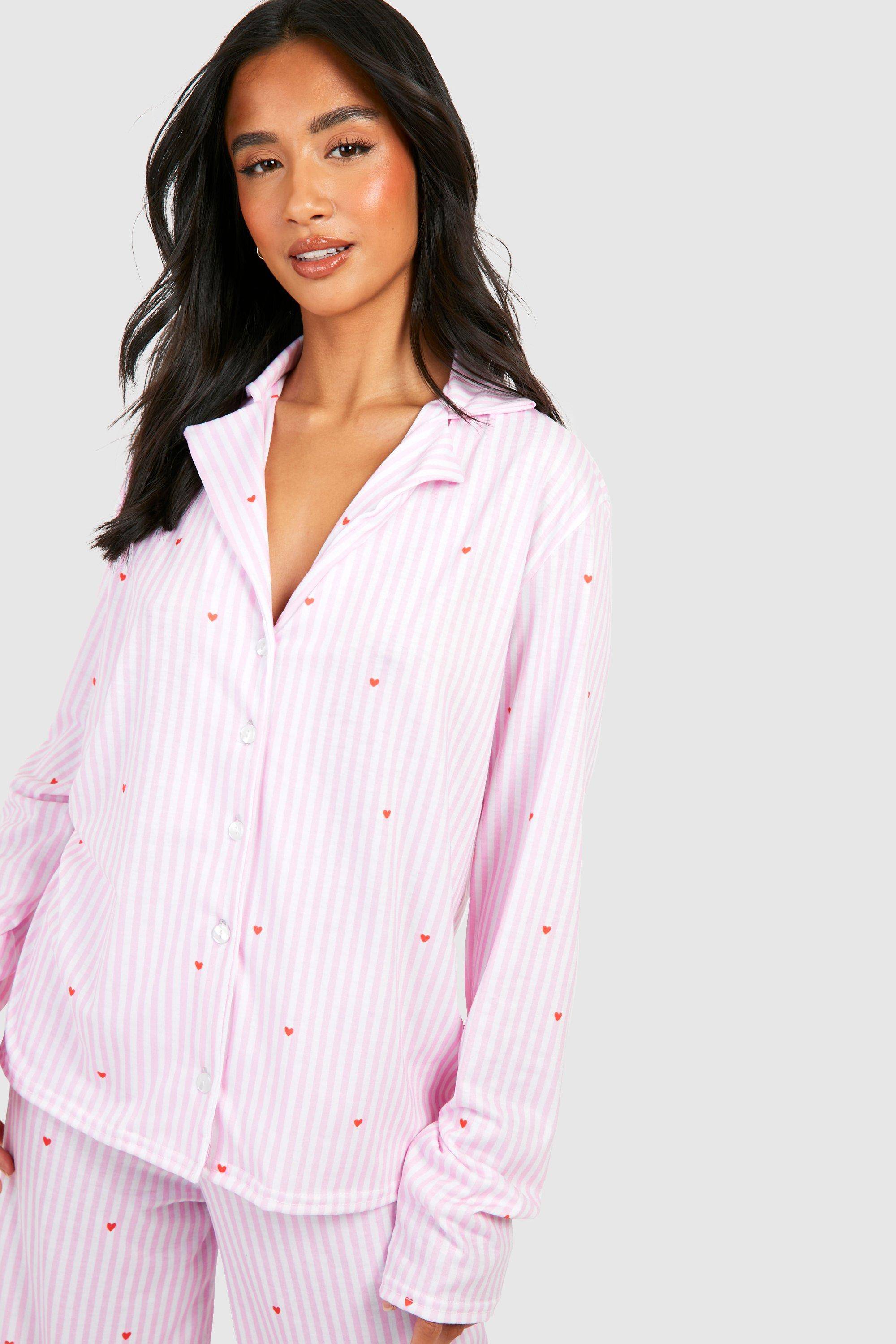 boohoo Petite Collection Pyjama: Chemise à Rayures Fines Imprimée Cœur à Manches Longues & Pantalon