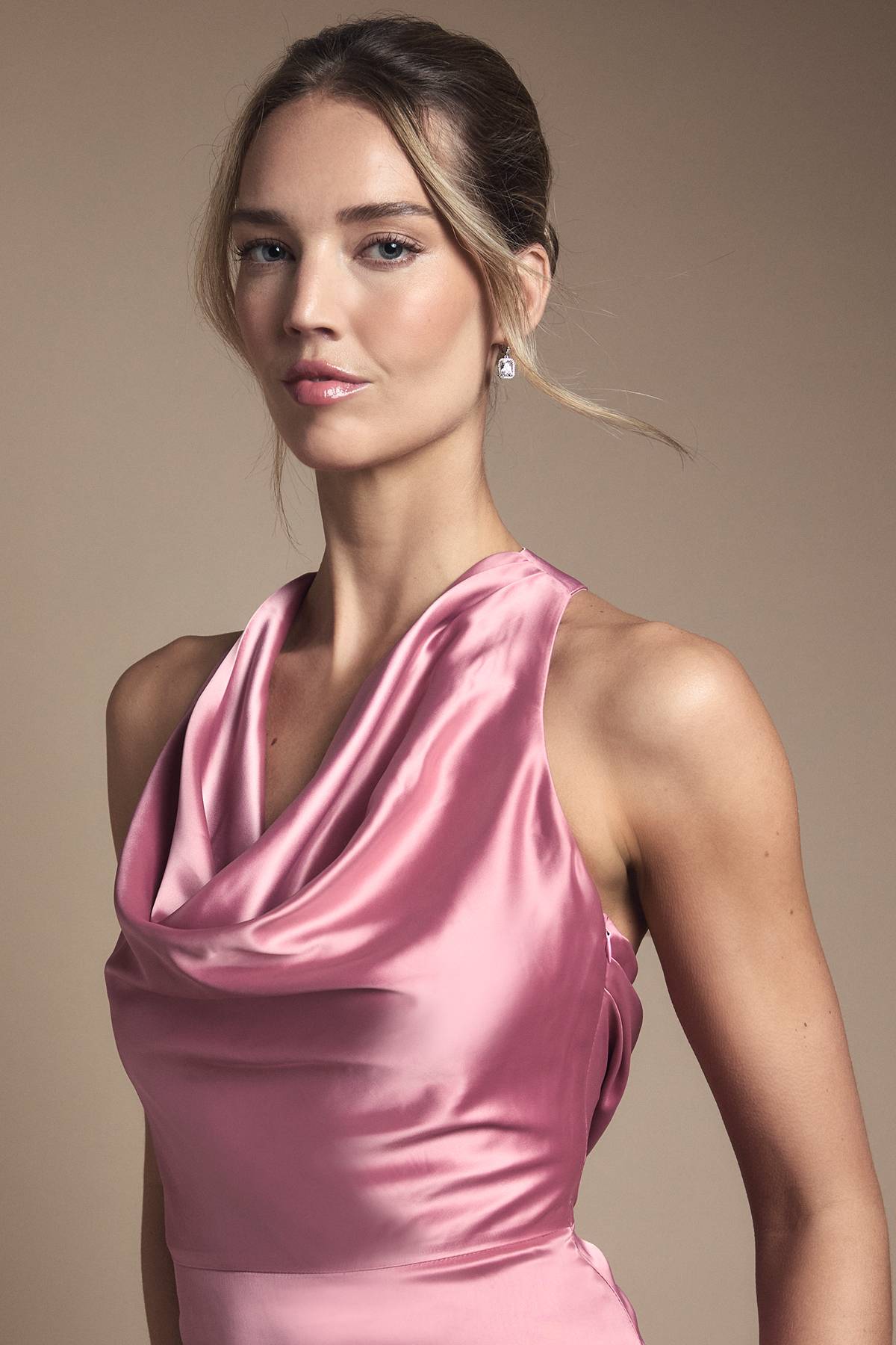 Oasis Robe de Demoiselle d'Honneur Longue en Satin à Col Drapé