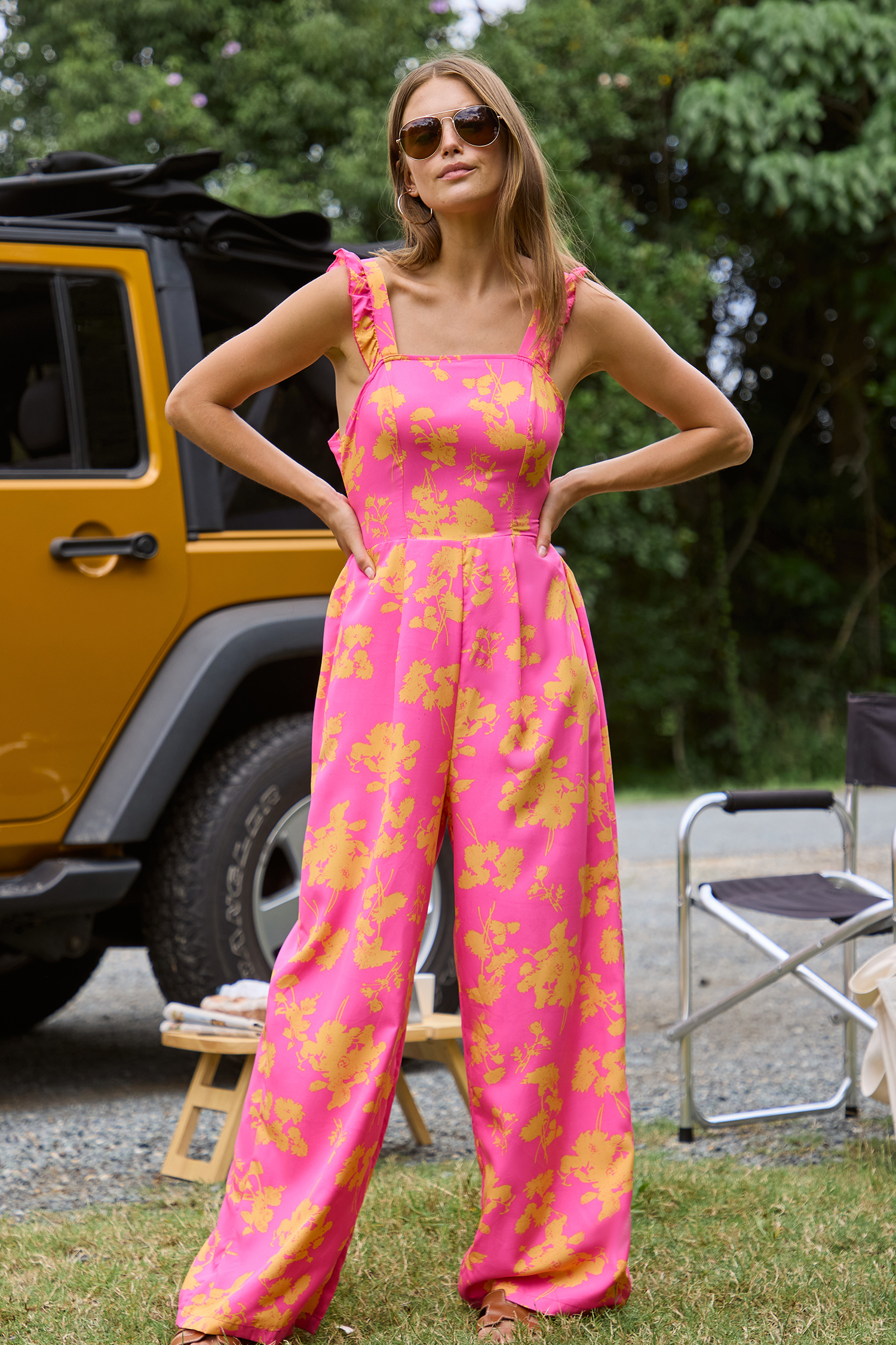 Combinaison à col carré et jambes larges rose avec fleurs jaunes
