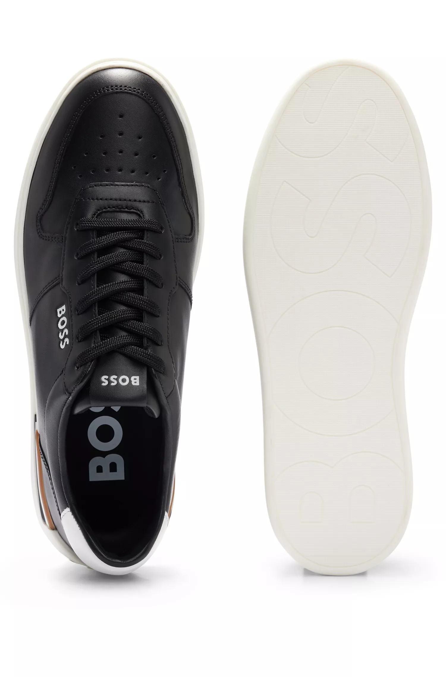Tênis BOSS com sola cupsole preta, cadarços e cabedal em couro com a marca.