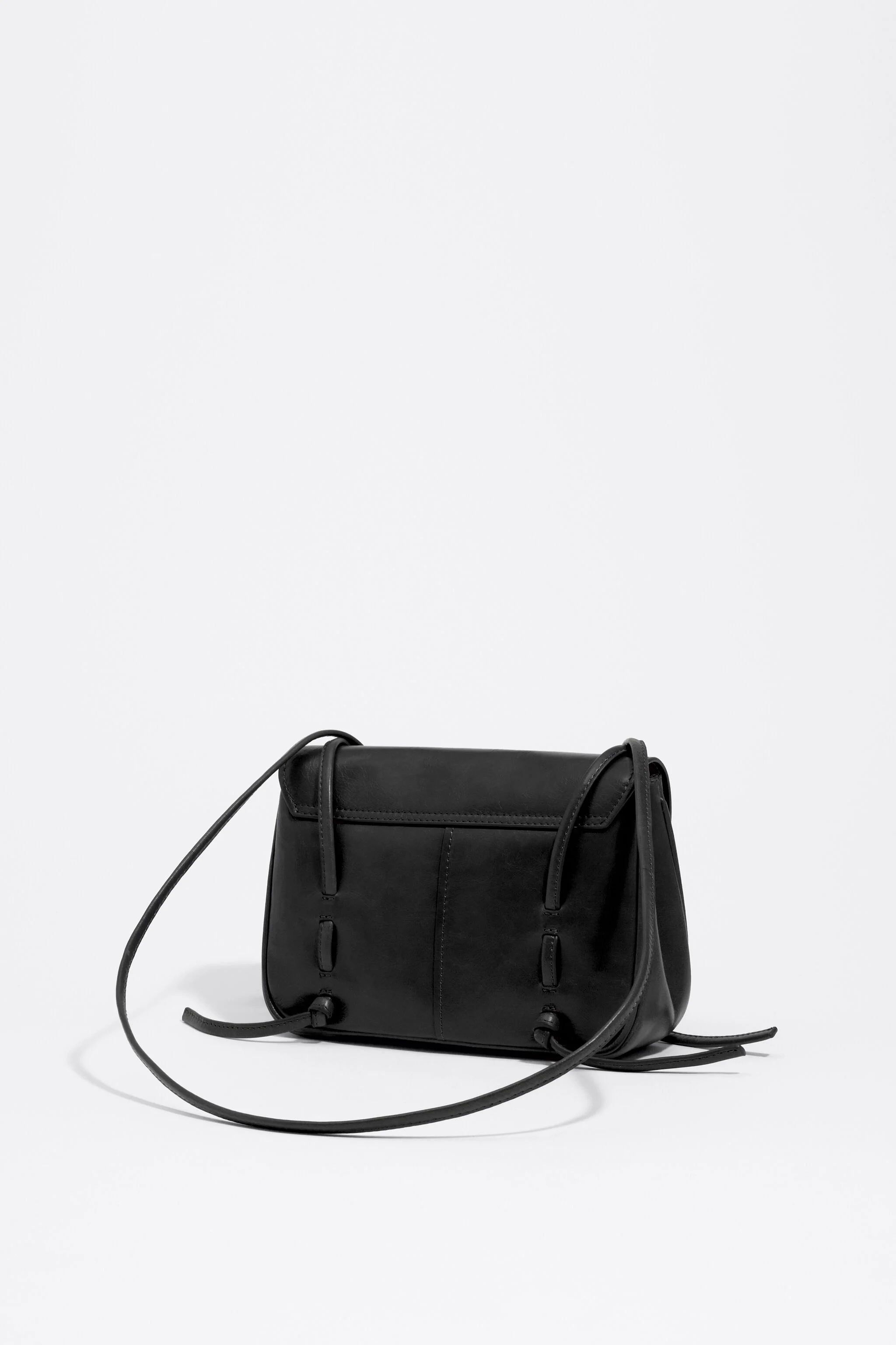 Bolsa mini de couro preta com aba
