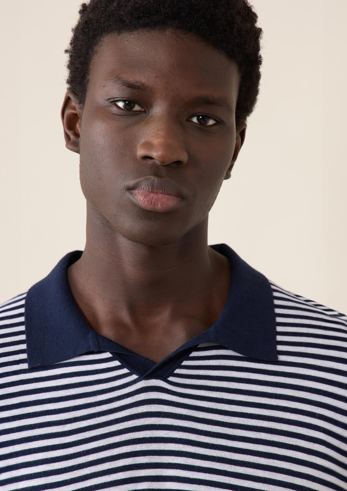 Polo manches courtes Slim en maille blanche à rayures bleu marine
