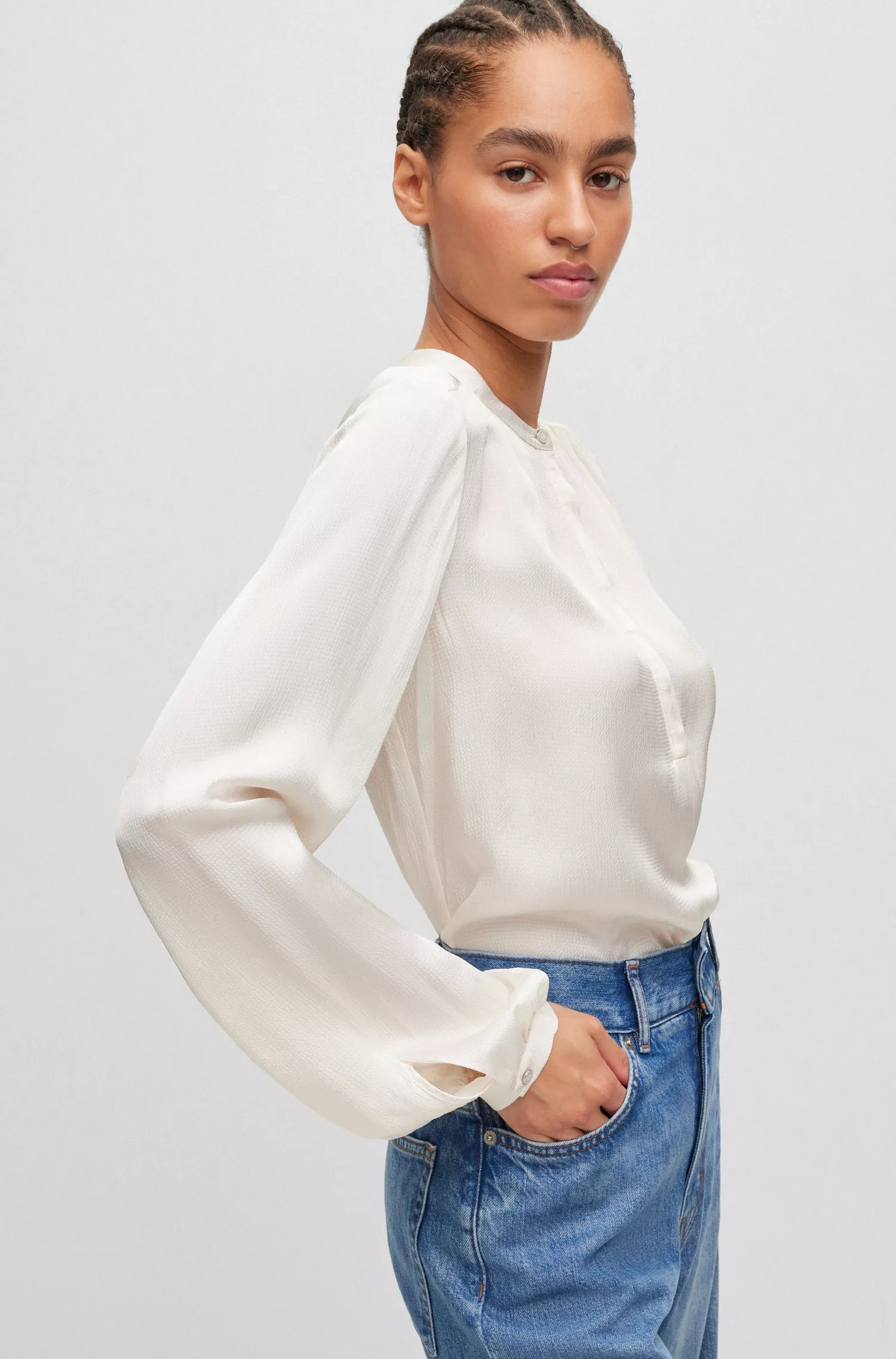 Blusa BOSS laranja, estilo túnica, corte regular, em cetim martelado.