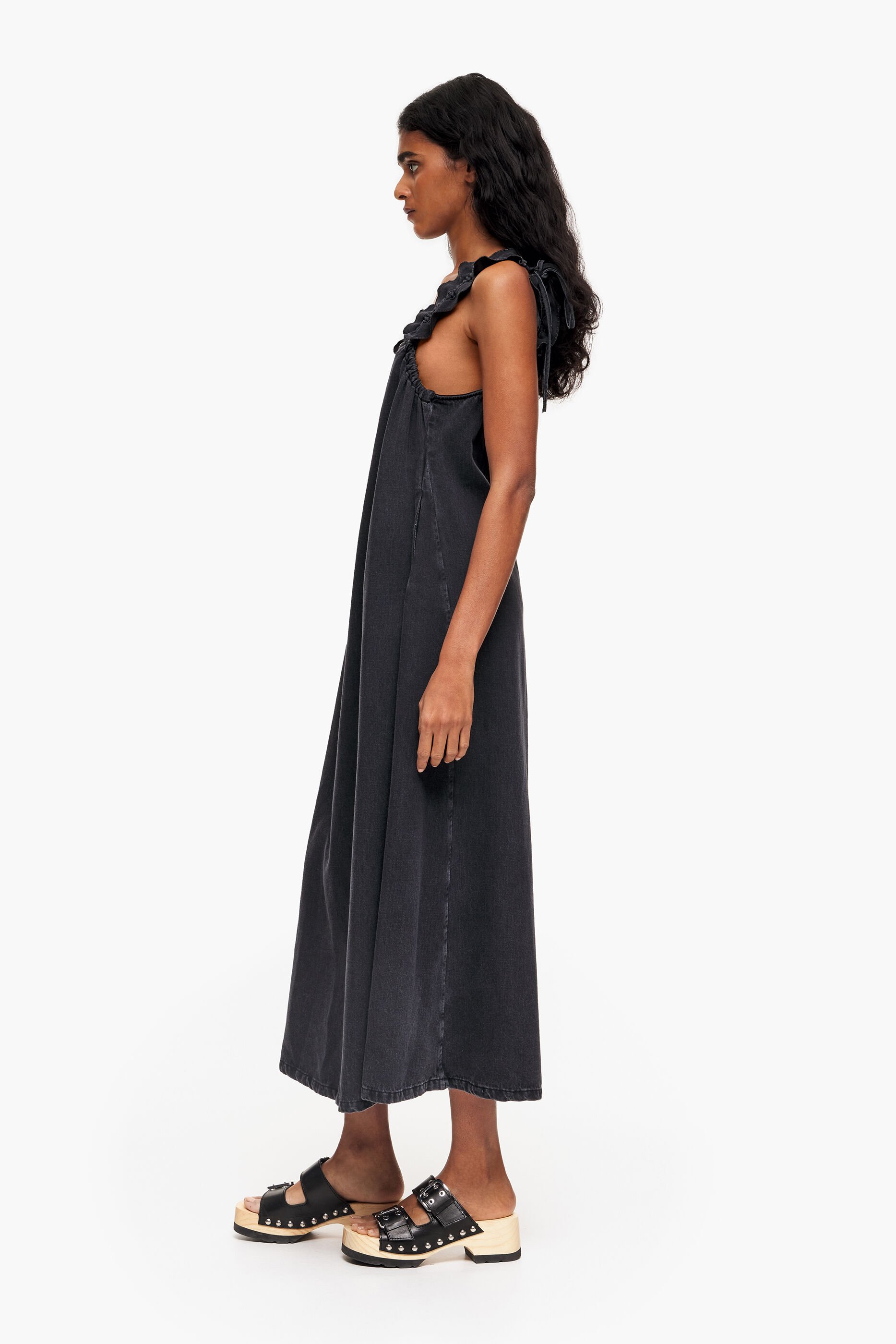 Vestido jeans preto boca de sino