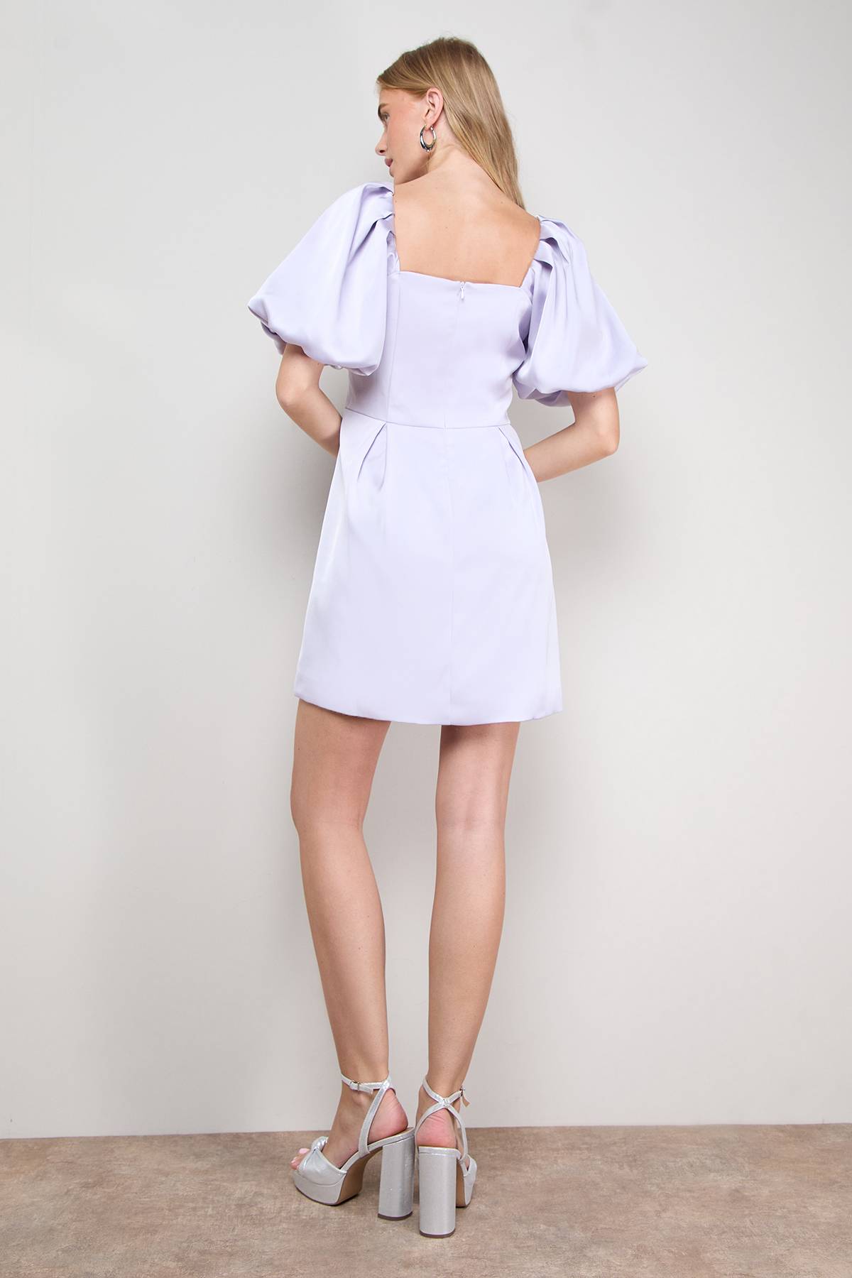 Oasis Robe Mini à Encolure Carrée avec Nœud Devant en Satin