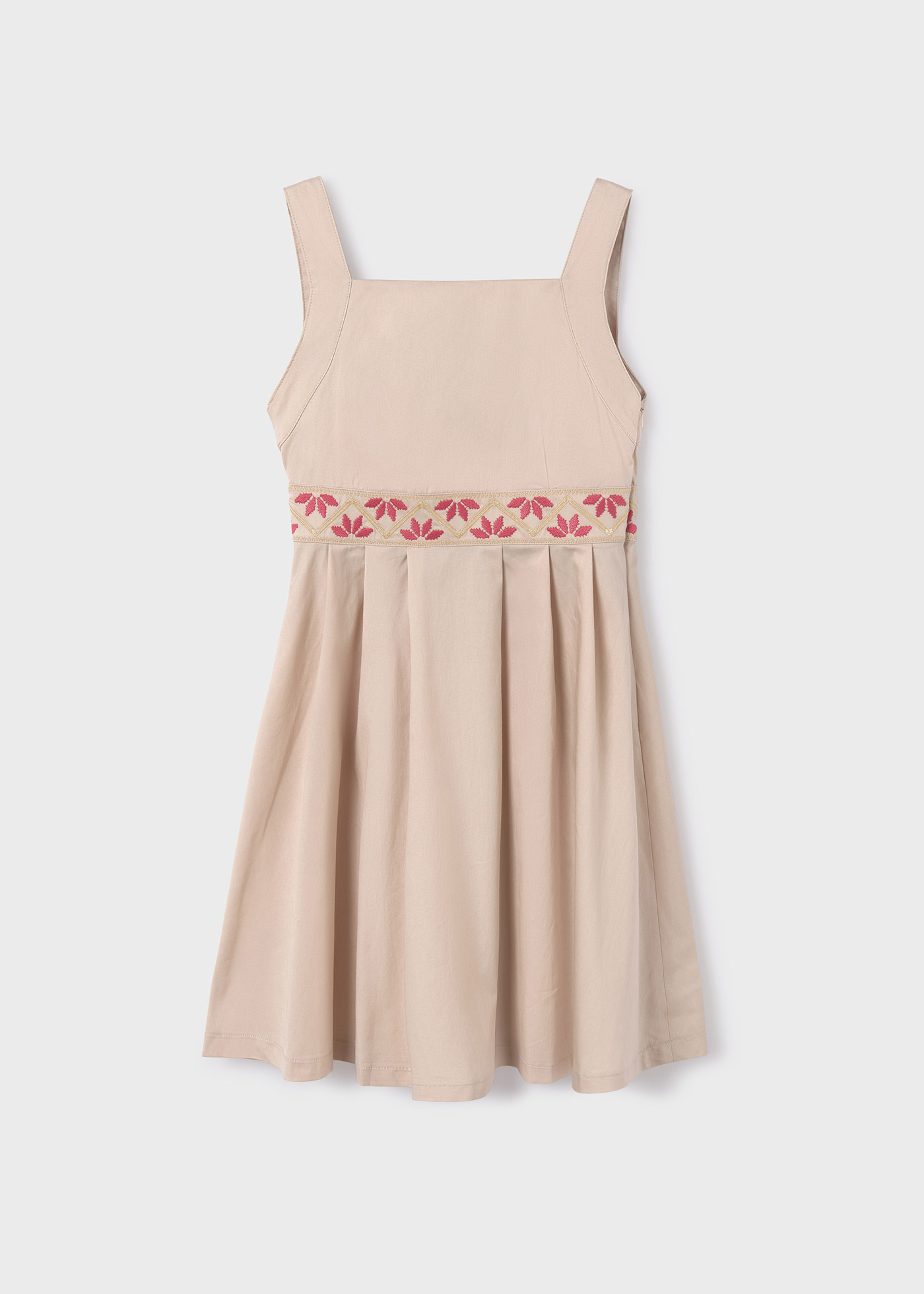Vestido infantil com fita bordada