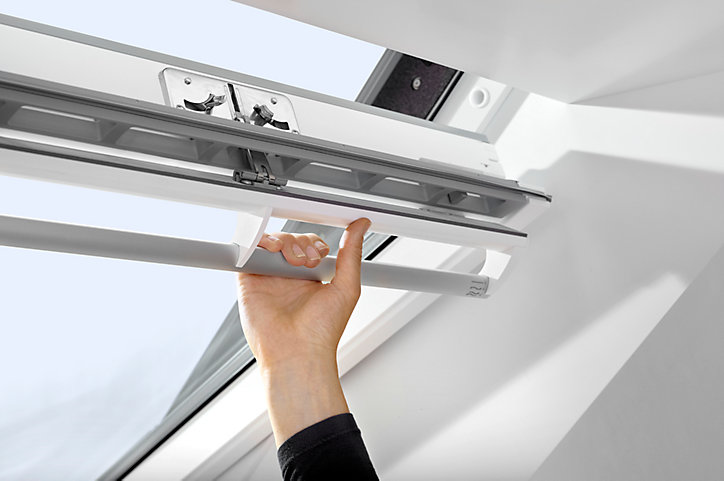 Fenêtre de toit à rotation VELUX Confort Whitefinish - bois peint en blanc L. 114 x H. 140 cm (GGL 2076 SK08)