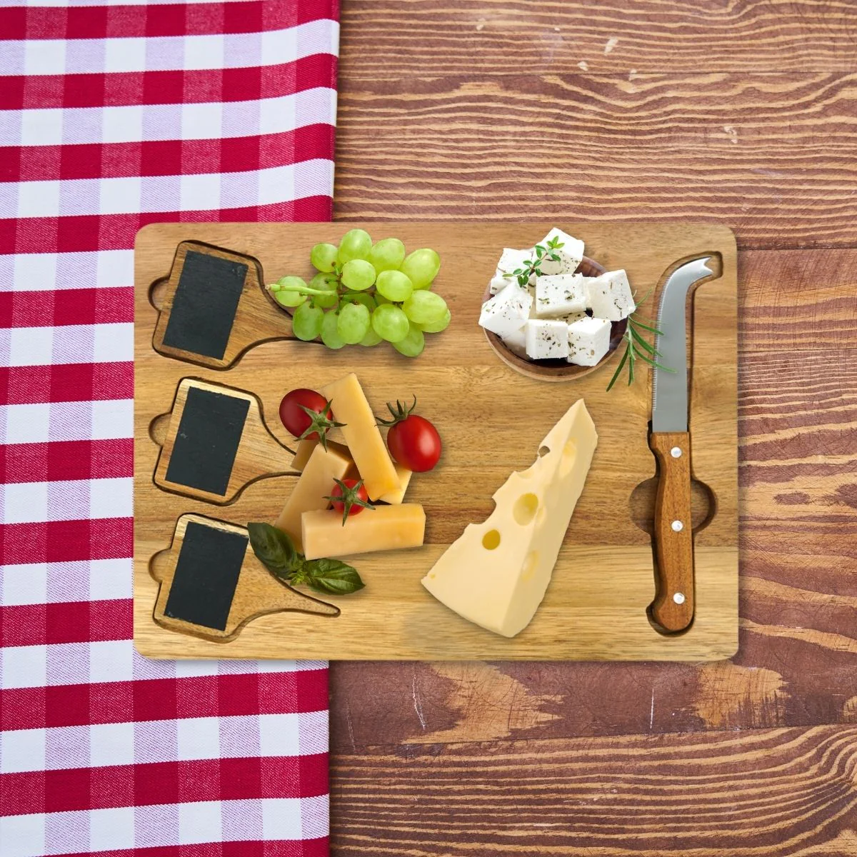 Plateau de fromages avec ardoises et couteau à fromage