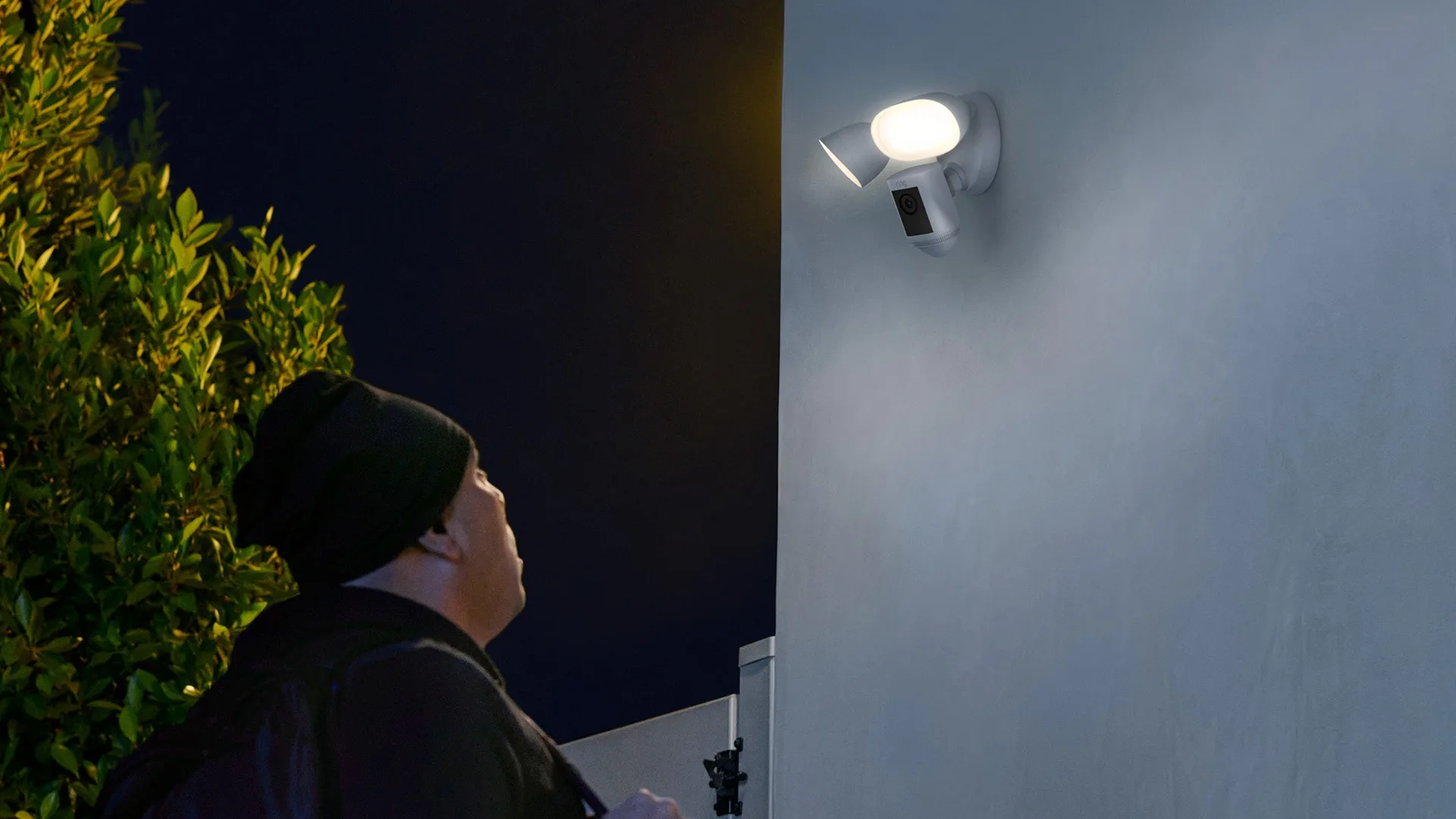 Ring Floodlight Cam Wired Pro Blanc Caméra de surveillance