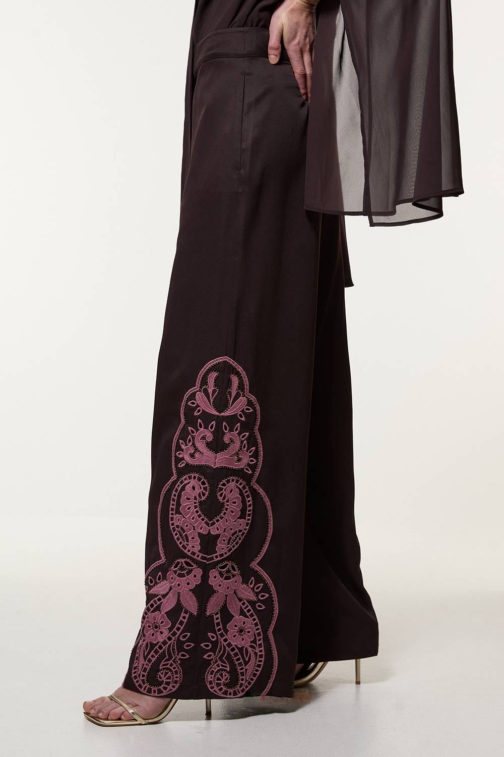 KarenMillen Pantalon tissé à jambes larges pour grandes tailles orné de découpes et de perles en sergé