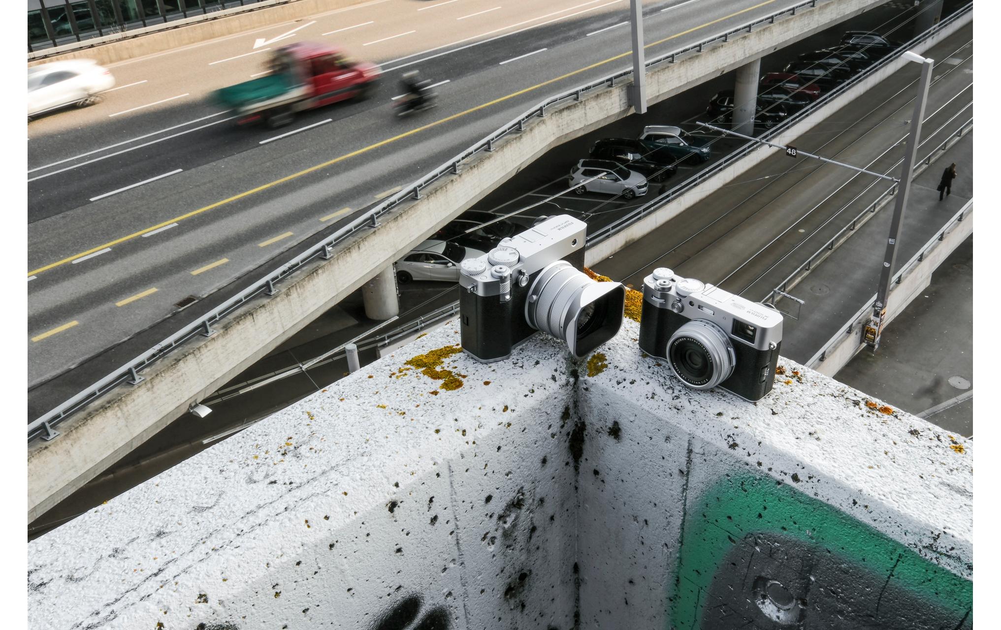 Fotokamera GFX 100RF Silber<br>GFX-Kamera mit fest verbautem Objektiv und bringt die Mittelformat-Bildqualität in ein ultrakompaktes Design