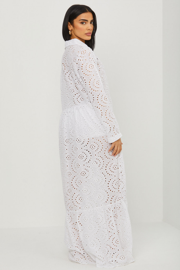 Robe chemise blanche en crochet évasé