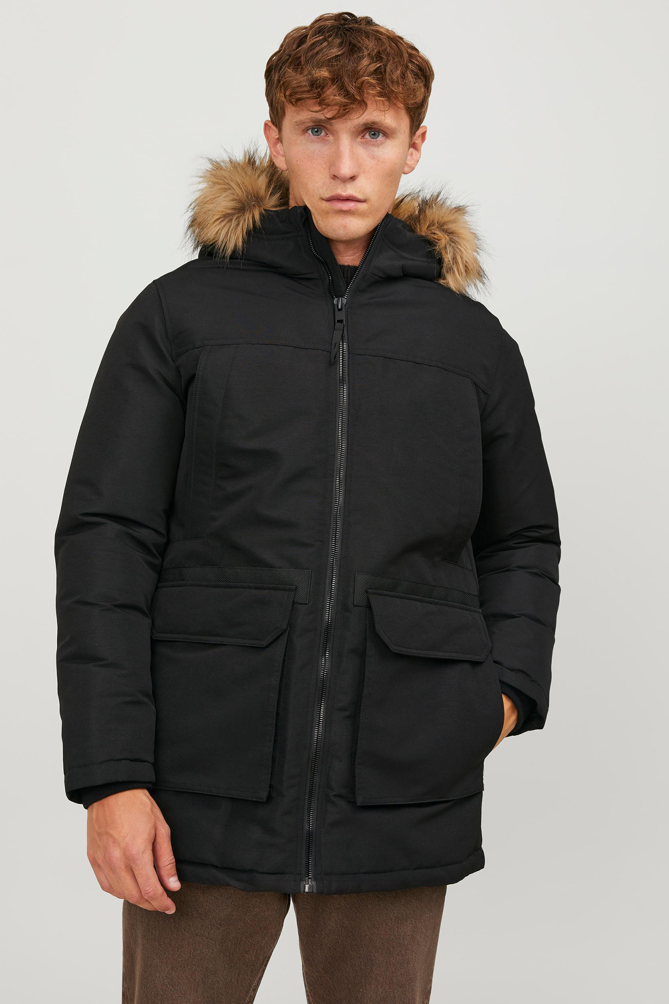 Parka com capuz e forro de penas