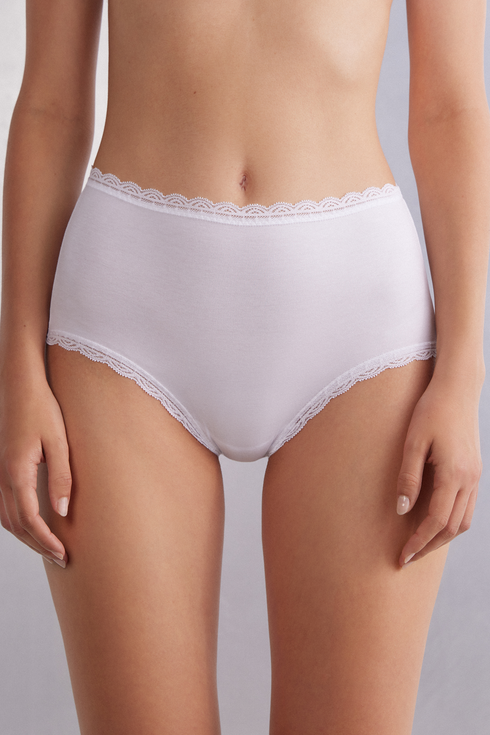 Calças culote de cintura alta em algodão e renda.