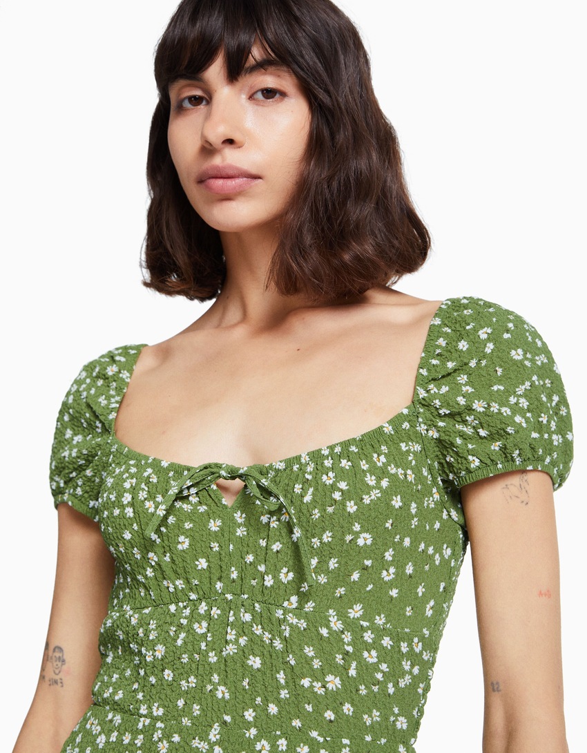 Vestido curto de malha waffle com mangas curtas