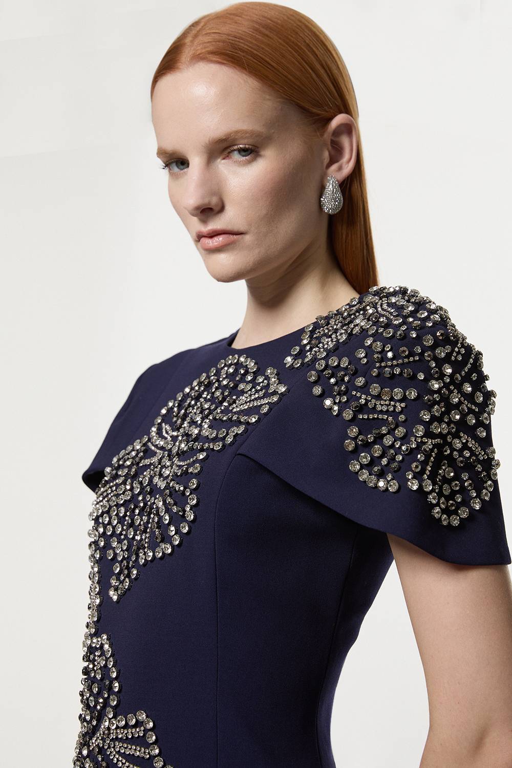 KarenMillen Robe Longue Ajustée À Cape Avec Ornements Floraux En Cristaux Pour Grande Taille