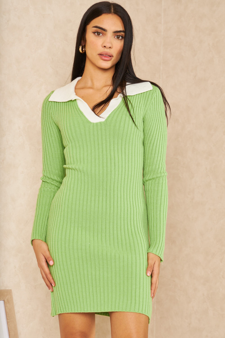 Robe pull verte en mailles à col rabat blanc
