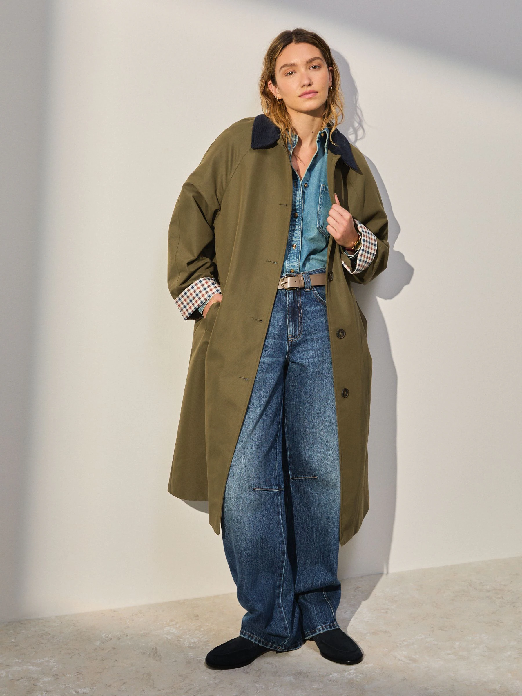 Kakigroen - Trenchcoat met contrasterende kraag