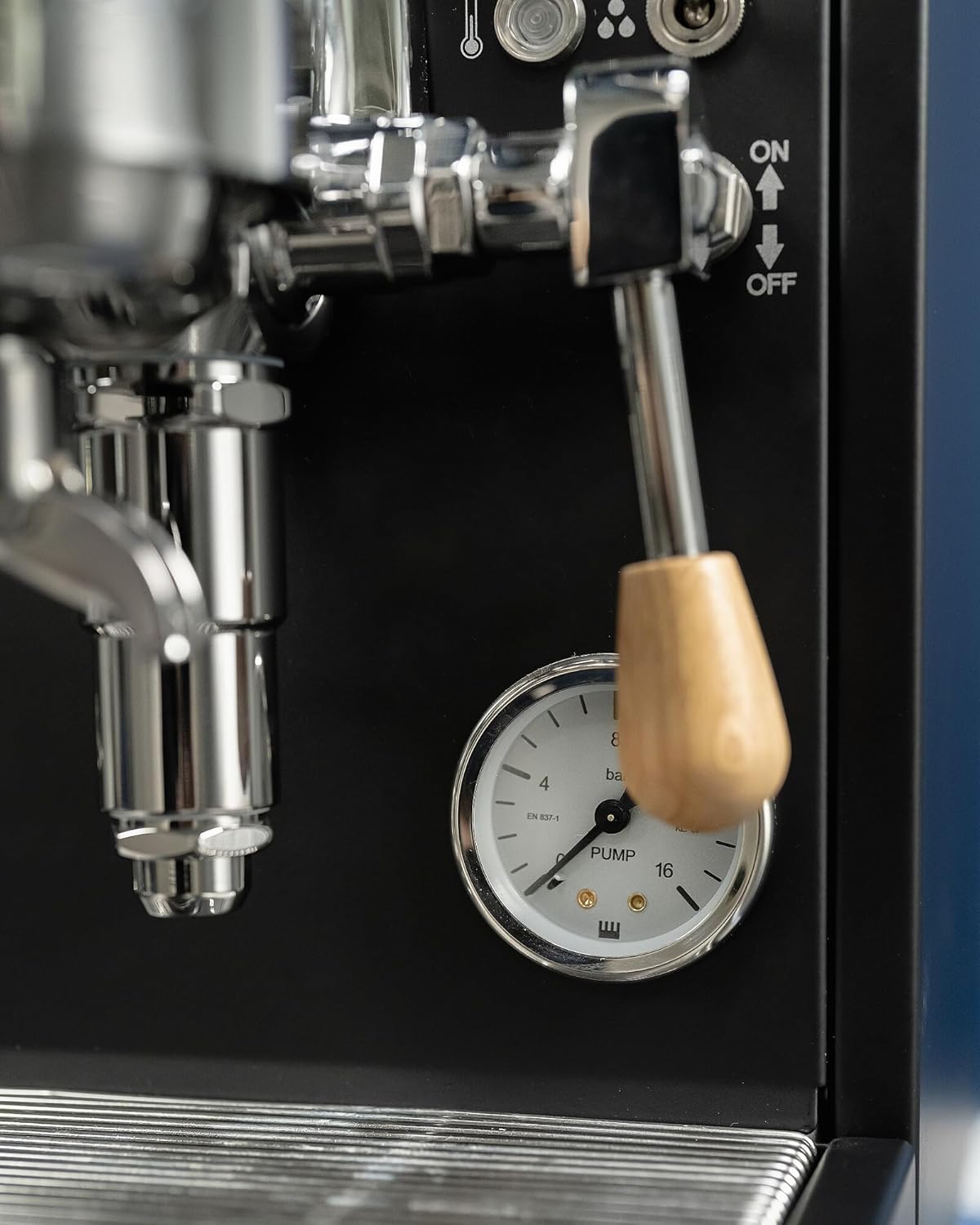 La Pavoni Mini Cellini, Semiprofessionelle Espresso-Kaffeemaschine LPSMCB01EU, Einzelboiler, Dampf- und Heißwasserlanze, 2,9-l-Tank, 58-mm-Filterhalter und 1/2-Tassen-Filter, 1400 W, Schwarzer Stahl
