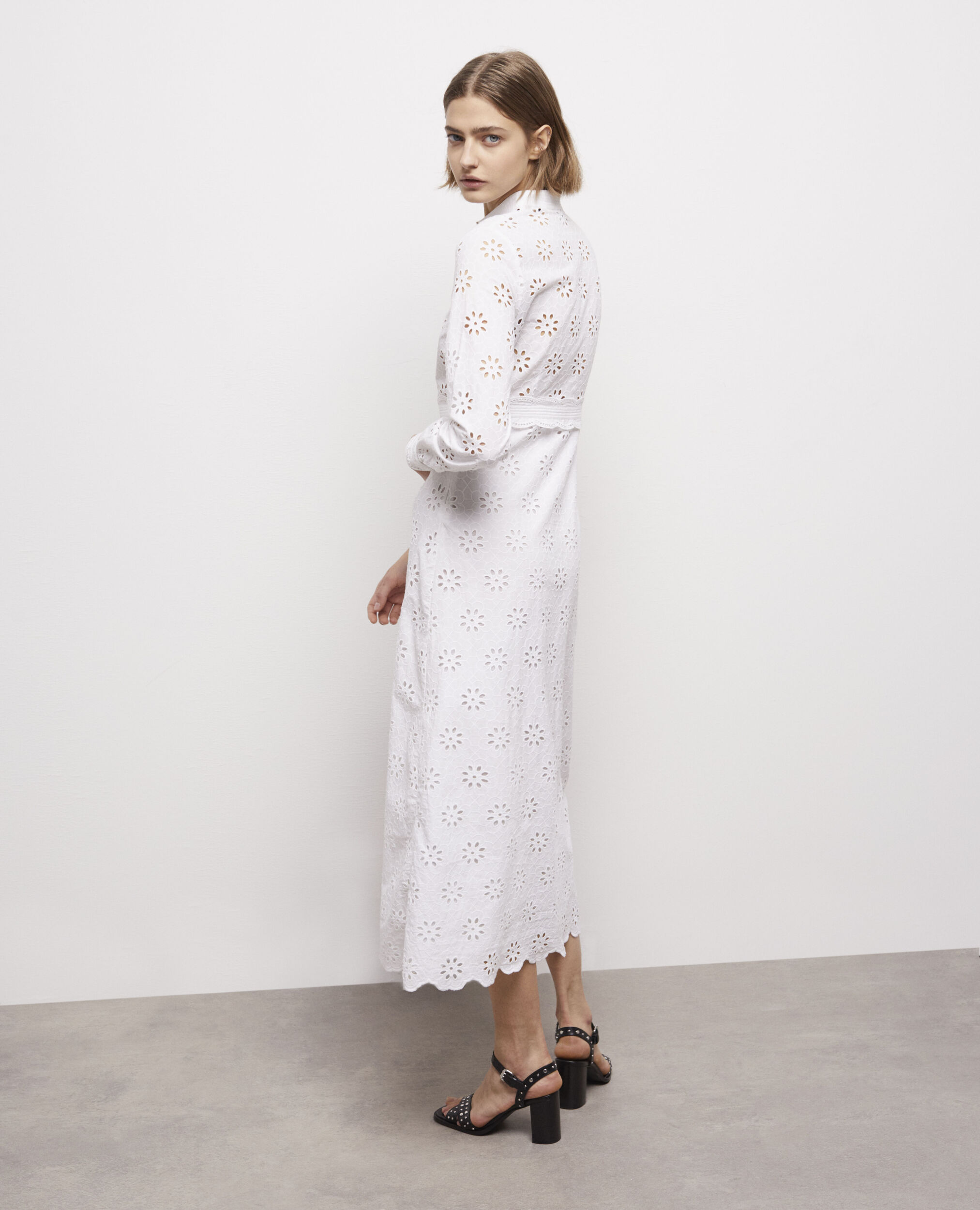Robe longue blanche en broderie Anglaise