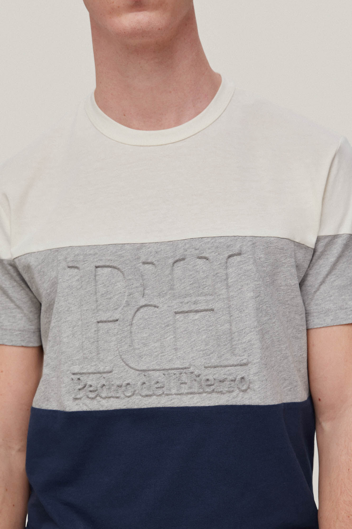 Camiseta com estampa de blocos de logotipo - Cinza