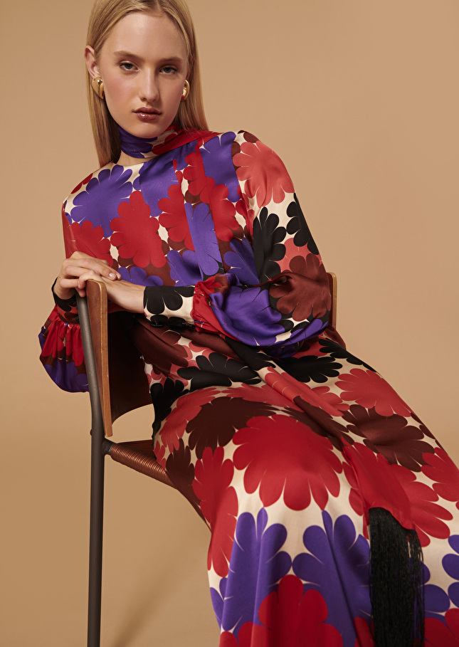 Robe Rosalbaécru imprimée à fleurs en satin fluide