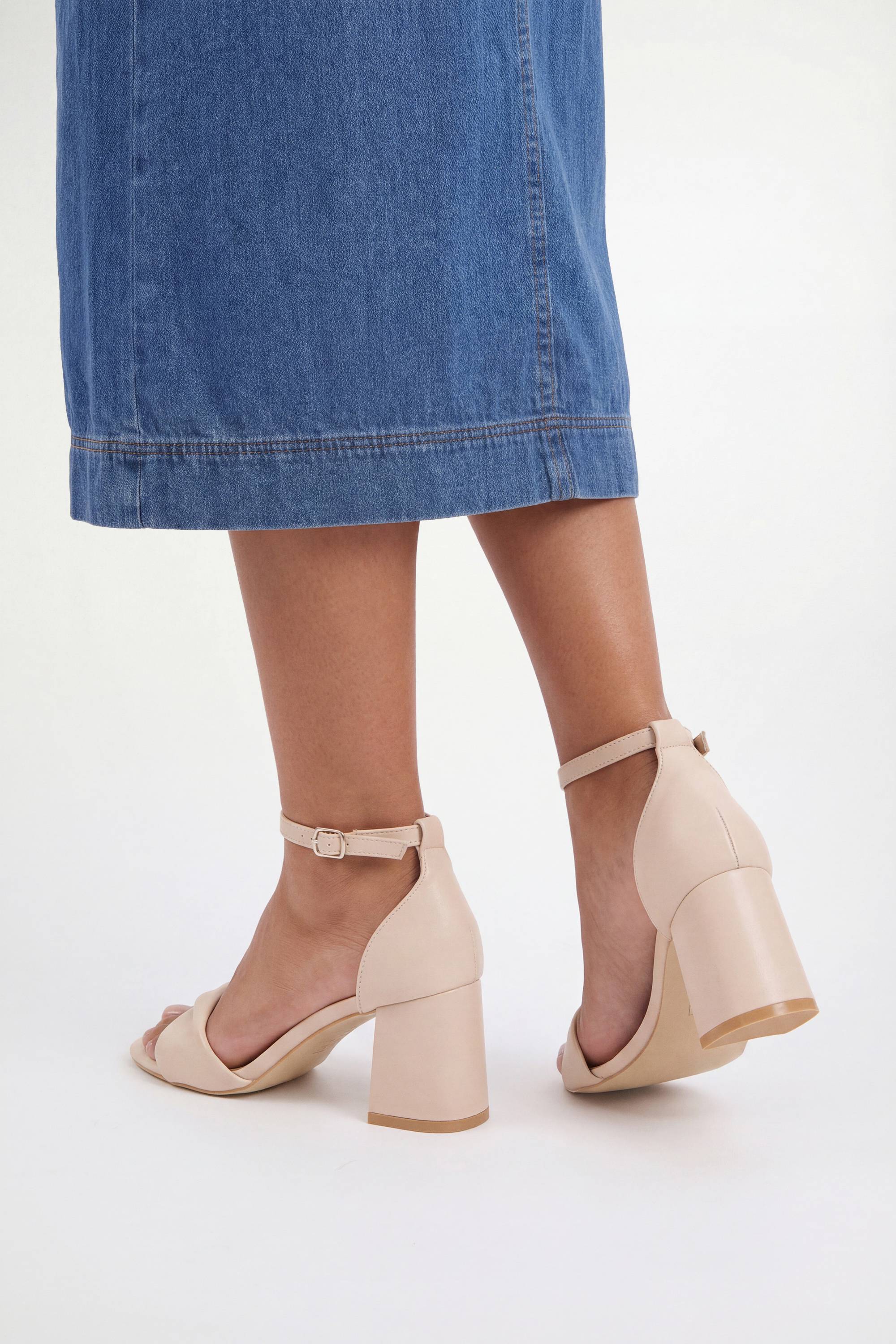 Wallis Sandales À Talon Bloc Bas Sophia En Synthétiquecuir Souple Torsadé Coupe Large