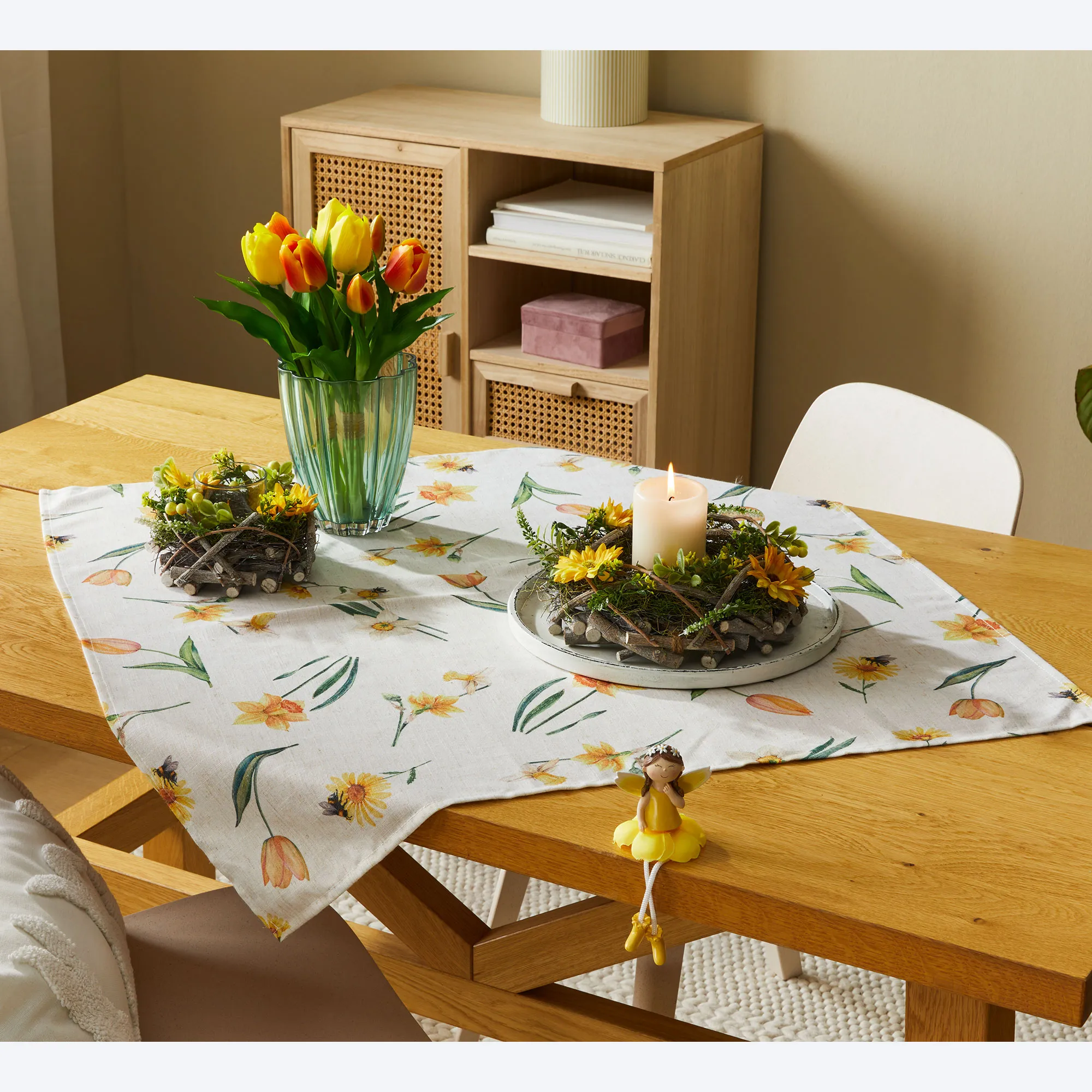 Mitteldecke mit Blumenmuster, ca. 80x80cm