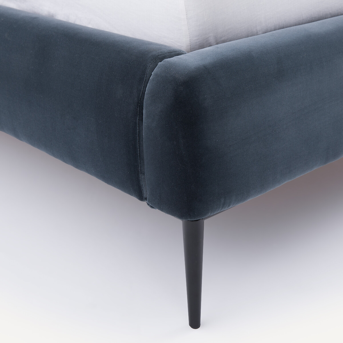 AM.PM<br>Cama de casal em veludo, design de E. Gallina, Oscar