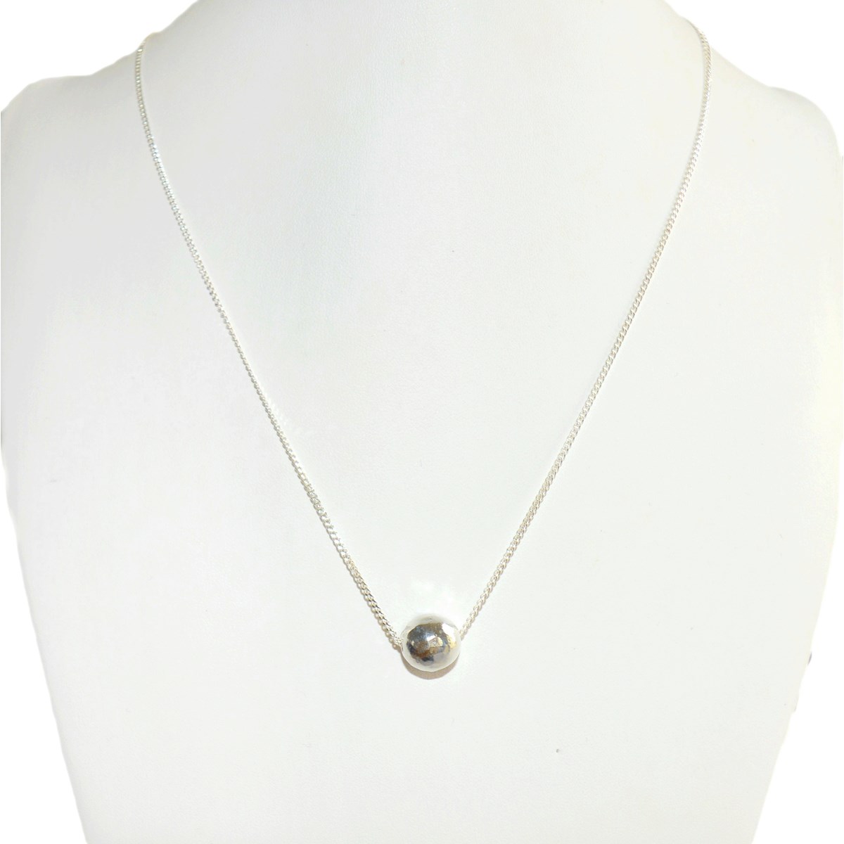 Collier orné de perle boule martelée argent 925