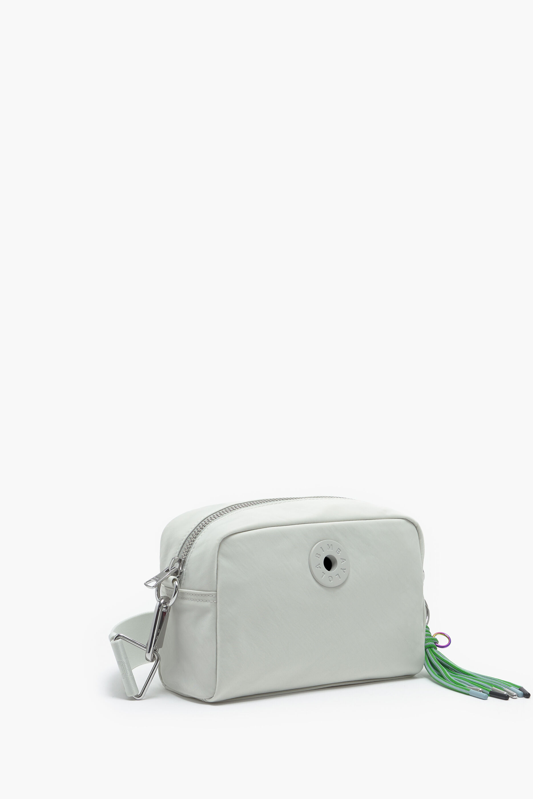 Bolsa transversal pequena de nylon na cor cinza gelo.